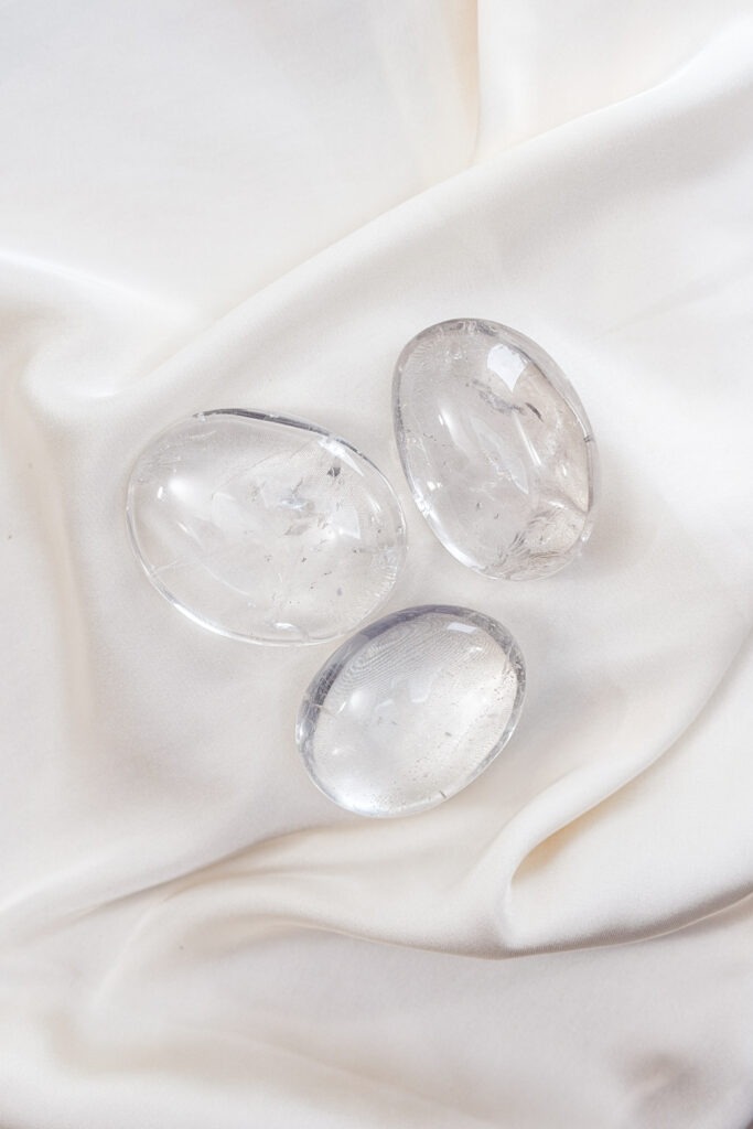 Bergkristall Handschmeichler – Klarheit in deiner Hand 🤍✨ Ich bin klar, präsent und verbunden mit mir selbst. Dieser Bergkristall-Handschmeichler ist ein stiller Begleiter für deinen Alltag. Nicht laut. Nicht aufdrängend. Sondern ruhig, klar und echt. Schon in der Antike glaubte man, Bergkristall sei ewiges Eis – gefrorenes Wasser, so rein, dass selbst die Sonne es nicht schmelzen könne. Entstanden tief in den Bergen, dort, wo es still ist und Zeit keine Eile kennt. Diese Vorstellung prägt bis heute seine Bedeutung. Als Handschmeichler liegt der Bergkristall angenehm in deiner Hand. Er erinnert dich daran, einen Moment innezuhalten, Gedanken zu ordnen und wieder bei dir anzukommen. Nicht, um etwas zu verändern – sondern um Klarheit zu spüren. Ob in der Hosentasche, auf dem Nachttisch oder bewusst in der Hand gehalten: Dieser Edelstein schenkt Präsenz und Ruhe – ganz ohne Worte. ✨ Bergkristall Eigenschaften Mental: Einklang, Energieblockaden lösen, energetische Verstärkung, Hoffnung, Intuition, Klarheit, Lichtbringer, Mut, Schutz vor Strahlung, spirituelles Wachstum, Transformation, Harmonisierung des Energiefeldes Chakra: Kronenchakra & Drittes Auge Planet: Sonne Element: Vereinigung aller Elemente Sternzeichen: Stier, Zwillinge, Löwe, Steinbock, Wassermann 🗿 Mineralogische & historische Fakten Bergkristall ist die farblose Varietät von Quarz (SiO₂) und eines der häufigsten Mineralien der Erde. Er bildet sich in magmatischen und metamorphen Gesteinen und kann in beeindruckend großen, transparenten Kristallen vorkommen. Mit seiner Härte von 7 auf der Mohs-Skala und seinem klaren Glanz gehört er zu den beliebtesten Schmuck- und Heilsteinen. In der Antike galt er als „ewiges Eis“, das niemals schmilzt. Schon damals wurde er für seine Reinheit und seine Lichtbrechung geschätzt. In vielen Kulturen gilt er als Lichtbringer, Kraftspender und Verstärker von Energie. Bis heute wird er in der Heil- und Energiearbeit eingesetzt, um Körper und Geist zu reinigen und die Wirkung anderer Steine zu verstärken.