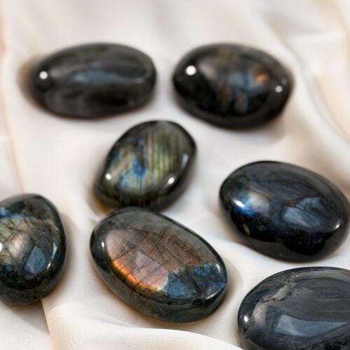 Die Legende des Labradorits – Das Licht des Nordens Der Labradorit gilt als Stein des Nordlichts. Einer alten Inuit-Legende zufolge war das Polarlicht einst im Gestein der Erde gefangen. Erst als ein Krieger mit Mut und Entschlossenheit auf einen schimmernden Felsen schlug, löste sich das Licht und stieg als tanzende Farben in den Himmel auf. Ein Teil des Leuchtens blieb im Stein zurück – der erste Labradorit. Bis heute erinnert sein schillerndes Farbspiel an dieses Licht. Labradorit steht für verborgene Stärke, Schutz und die Verbindung zu innerer Weisheit. Er erinnert daran, dass auch in dunklen Momenten ein Leuchten in uns liegt – still, kraftvoll und bereit, gesehen zu werden. Die komplette Geschichte findest du hier: LABRADORIT LEGENDE ✨ Labradorit Eigenschaften Mental: Intuition, Medialität, Kreativität, Fantasie, emotionale Erinnerungen, karmische Themen, Transformation, Ruhe, Gefühlsinvestition, Visionen, Vertrauen Chakra: Alle Chakren Planet: Mond Element: Wasser Sternzeichen: Widder, Krebs, Schütze, Wassermann, Fische 🗿 Mineralogische & historische Fakten Labradorit ist ein Feldspat-Mineral (Ca(Al,Si)₂Si₂O₈) und zeigt ein faszinierendes Farbspiel, das als Labradoreszenz bekannt ist. Diese irisierenden Effekte entstehen durch Lichtbrechung an fein geschichteten Kristallbereichen und lassen den Stein je nach Blickwinkel in Blau, Grün oder Gold schimmern.