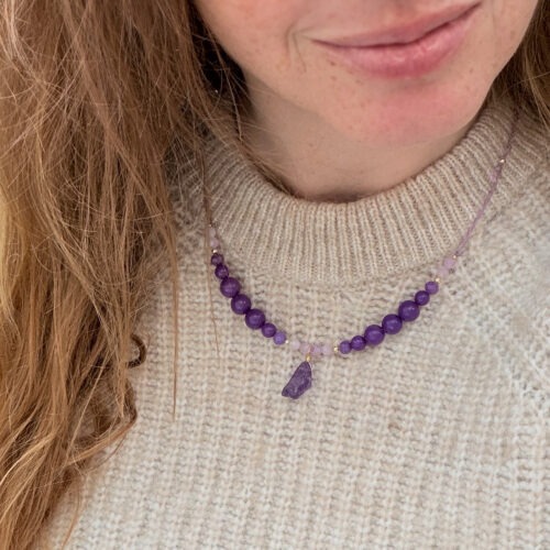 Innere Ordnung – Amethyst · Phosphosiderit · Kunzit Diese Kette trägt den Amethyst in seiner rohen Form als zentrales Element. Unverfälscht, kraftvoll und bewusst nicht geschliffen steht er für innere Wandlung, Klarheit und die Verbindung zur eigenen Intuition. Der rohe Amethyst erinnert daran, dass Entwicklung nicht glatt verlaufen muss, um stimmig zu sein. Er begleitet Prozesse des Loslassens, stärkt das Bewusstsein und hilft, innere Ruhe auch in bewegten Zeiten zu bewahren. Ergänzt wird der Amethyst von Phosphosiderit und Kunzit, zwei Edelsteinen, die seine Wirkung sanft auffangen und ausbalancieren. Der Phosphosiderit unterstützt emotionale Stabilität und innere Ruhe. Er wirkt ausgleichend, hilft dabei, Gefühle zu ordnen, und schafft einen weichen, geerdeten Raum für feine innere Prozesse. Besonders in Phasen von Veränderung kann er stabilisierend wirken, ohne zu beschweren. Der Kunzit bringt eine herzöffnende, liebevolle Qualität in die Kette. Er fördert Selbstmitgefühl, emotionale Harmonie und eine achtsame Verbindung zu sich selbst. Seine sanfte Schwingung unterstützt dabei, innere Anspannung zu lösen und mit mehr Nachsicht auf die eigenen Bedürfnisse zu schauen. Alle Edelsteine sind bewusst ausgewählt und in Handarbeit zu einer harmonischen Komposition verbunden. Die Kombination aus rohem Amethyst, feinen Phosphosiderit-Elementen und zartem Kunzit schafft ein Schmuckstück, das nicht dekorativ im Vordergrund steht, sondern leise begleitet. Diese Ketten sind ähnlich, aber trotzdem Einzelstücke. Sie entstehen nicht nach Schema, sondern aus Intuition, Materialgefühl und Zeit. Ein Begleiter für Menschen, die Tiefe schätzen, innere Prozesse bewusst leben und Schmuck als Ausdruck von Verbindung und Achtsamkeit tragen. Amethyst // innere Klarheit . Intuition & Bewusstsein . Wandlung & Loslassen Phosphosiderit // innere Ruhe . Emotionale Balance . Sanfte Stabilisierung Kunzit // Selbstliebe & Mitgefühl . Herzöffnung . Emotionale Harmonie ☝🏼 Details zum Edelstein Schmuck Naturstein – daher kann der Edelstein von den Bildern abweichen. Größe mit Makramee Schiebeknoten verstellbar - Trage die Kette kurz oder lang.  weitere Elemente: Edelstahl vergoldet. mit Liebe und Intuition handgemacht 💜