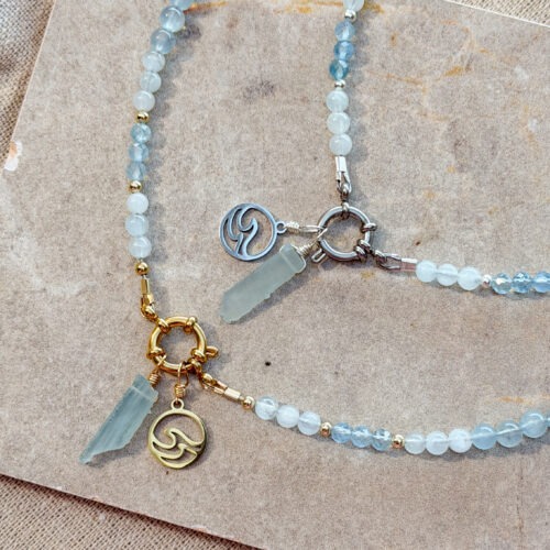 Meerweh Aquamarin Kette • YOUR.Circle Ich verliere mein Ziel nicht aus den Augen. Der Aquamarin trägt die Energie des Wassers in sich – klar, rein und erfrischend. Er schenkt dir innere Ruhe, Leichtigkeit und hilft dir, Stress abzubauen. Mit seiner sanften, aber zielgerichteten Kraft unterstützt er dich dabei, offene Zyklen zu beenden, neue Wege zu erkennen und dabei dein Ziel klar im Blick zu behalten. Als Stein des Selbstausdrucks fördert er Aufrichtigkeit und authentische Kommunikation. Er stärkt dein Vertrauen in dich selbst und deine Stimme, sodass du deine Gedanken klar, ehrlich und im Einklang mit deinem Herzen ausdrücken kannst. Ein idealer Begleiter, wenn du Motivation, Gelassenheit und emotionale Balance suchst. ✨ Themen Mental: Projekte beenden, Ausdauer, Motivation, Anti-Stress, Leichtigkeit, Gelassenheit, emotionale Balance, Stimmungsausgleich, Selbstbewusstsein, neue Wege erkennen, Zielklarheit, Selbstausdruck, sachliche Kommunikation, Aufrichtigkeit Chakra: Halschakra Planet: Neptun Element: Wasser Sternzeichen: Widder, Zwillinge, Waage, Wassermann, Fische, Krebs Meerweh – Kette mit austauschbaren Charms Meerweh steht für Weite, Bewegung und dieses leise Ziehen Richtung Meer. Die Kette kombiniert Aquamarin und Friedensachat in kühlen Blautönen und wird durch wechselbare Charms ergänzt. Als Teil der YOUR.Circle ist die Kette flexibel gedacht: Die Charms lassen sich austauschen oder einzeln tragen – je nach Stimmung, Tag oder Gefühl. Schlicht. Wandelbar. Alltagstauglich.