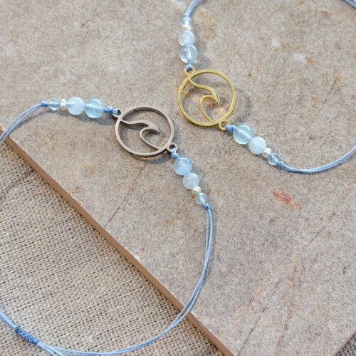 Meerweh Aquamarin mit Perle Armand Ich verliere mein Ziel nicht aus den Augen. Der Aquamarin trägt die Energie des Wassers in sich – klar, rein und erfrischend. Er schenkt dir innere Ruhe, Leichtigkeit und hilft dir, Stress abzubauen. Mit seiner sanften, aber zielgerichteten Kraft unterstützt er dich dabei, offene Zyklen zu beenden, neue Wege zu erkennen und dabei dein Ziel klar im Blick zu behalten. Als Stein des Selbstausdrucks fördert er Aufrichtigkeit und authentische Kommunikation. Er stärkt dein Vertrauen in dich selbst und deine Stimme, sodass du deine Gedanken klar, ehrlich und im Einklang mit deinem Herzen ausdrücken kannst. Ein idealer Begleiter, wenn du Motivation, Gelassenheit und emotionale Balance suchst. ✨ Themen Mental: Projekte beenden, Ausdauer, Motivation, Anti-Stress, Leichtigkeit, Gelassenheit, emotionale Balance, Stimmungsausgleich, Selbstbewusstsein, neue Wege erkennen, Zielklarheit, Selbstausdruck, sachliche Kommunikation, Aufrichtigkeit Chakra: Halschakra Planet: Neptun Element: Wasser Sternzeichen: Widder, Zwillinge, Waage, Wassermann, Fische, Krebs Meerweh – Wenn Weite etwas in uns ordnet Es gibt dieses Gefühl, das schwer zu erklären ist. Man steht am Meer, blickt hinaus, und plötzlich wird alles weiter. Die Gedanken werden langsamer. Nicht, weil sie verschwinden, sondern weil sie ihren Druck verlieren. Meerweh ist kein Fernweh im klassischen Sinn. Es ist kein Drang nach Bewegung, sondern eher ein inneres Öffnen. Ein Moment, in dem man nichts festhalten muss. Die Wellen kommen und gehen. Gedanken kommen und gehen. Und für einen Augenblick fühlt sich genau das richtig an. Das Meer fordert nichts. Es bewertet nicht. Es ist einfach da – weit, ruhig, kraftvoll. Vielleicht liegt genau darin seine Wirkung. Wenn man lange genug aufs Wasser blickt, sortiert sich etwas von selbst. Man erkennt neue Wege, nicht als klare Pläne, sondern als Gefühl. Als leises Wissen: Es darf leichter gehen. ☝🏼 Details zum Edelstein Schmuck Naturstein – daher kann der Edelstein von den Bildern abweichen. Armband mit Makramee Schiebeverschluss Material: Edelstahl und Edelstahl 18k vergoldet. Länge Armband maximal 22 cm // verstellbar mit Liebe und Intuition handgemacht 💜 Verlasse dich bei der Wahl auf deine Intuition, der erste Impuls ist immer der Richtige. Du möchtest mehr über Edle.Steine erfahren? Besuche mich auf Instagram ❤️  Edle.Stein entdecken  Du hast Fragen zum? Ganz einfach und unkompliziert Kontakt aufnehmen  Kontakt