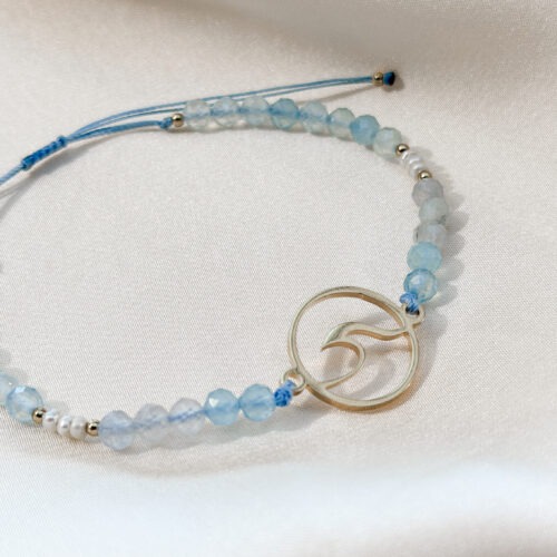 Meerweh Aquamarin mit Perle Armand Ich verliere mein Ziel nicht aus den Augen. Der Aquamarin trägt die Energie des Wassers in sich – klar, rein und erfrischend. Er schenkt dir innere Ruhe, Leichtigkeit und hilft dir, Stress abzubauen. Mit seiner sanften, aber zielgerichteten Kraft unterstützt er dich dabei, offene Zyklen zu beenden, neue Wege zu erkennen und dabei dein Ziel klar im Blick zu behalten. Als Stein des Selbstausdrucks fördert er Aufrichtigkeit und authentische Kommunikation. Er stärkt dein Vertrauen in dich selbst und deine Stimme, sodass du deine Gedanken klar, ehrlich und im Einklang mit deinem Herzen ausdrücken kannst. Ein idealer Begleiter, wenn du Motivation, Gelassenheit und emotionale Balance suchst. ✨ Themen Mental: Projekte beenden, Ausdauer, Motivation, Anti-Stress, Leichtigkeit, Gelassenheit, emotionale Balance, Stimmungsausgleich, Selbstbewusstsein, neue Wege erkennen, Zielklarheit, Selbstausdruck, sachliche Kommunikation, Aufrichtigkeit Chakra: Halschakra Planet: Neptun Element: Wasser Sternzeichen: Widder, Zwillinge, Waage, Wassermann, Fische, Krebs Meerweh – Wenn Weite etwas in uns ordnet Es gibt dieses Gefühl, das schwer zu erklären ist. Man steht am Meer, blickt hinaus, und plötzlich wird alles weiter. Die Gedanken werden langsamer. Nicht, weil sie verschwinden, sondern weil sie ihren Druck verlieren. Meerweh ist kein Fernweh im klassischen Sinn. Es ist kein Drang nach Bewegung, sondern eher ein inneres Öffnen. Ein Moment, in dem man nichts festhalten muss. Die Wellen kommen und gehen. Gedanken kommen und gehen. Und für einen Augenblick fühlt sich genau das richtig an. Das Meer fordert nichts. Es bewertet nicht. Es ist einfach da – weit, ruhig, kraftvoll. Vielleicht liegt genau darin seine Wirkung. Wenn man lange genug aufs Wasser blickt, sortiert sich etwas von selbst. Man erkennt neue Wege, nicht als klare Pläne, sondern als Gefühl. Als leises Wissen: Es darf leichter gehen. ☝🏼 Details zum Edelstein Schmuck Naturstein – daher kann der Edelstein von den Bildern abweichen. Armband mit Makramee Schiebeverschluss Material: Edelstahl und Edelstahl 18k vergoldet. Länge Armband maximal 22 cm // verstellbar mit Liebe und Intuition handgemacht 💜 Verlasse dich bei der Wahl auf deine Intuition, der erste Impuls ist immer der Richtige. Du möchtest mehr über Edle.Steine erfahren? Besuche mich auf Instagram ❤️  Edle.Stein entdecken  Du hast Fragen zum? Ganz einfach und unkompliziert Kontakt aufnehmen  Kontakt