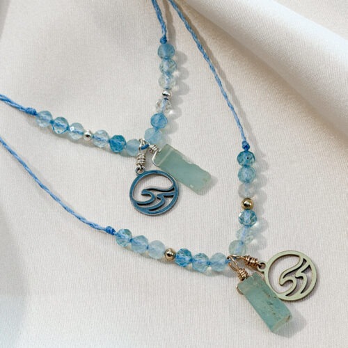 Meerweh Aquamarin Kette Ich verliere mein Ziel nicht aus den Augen. Der Aquamarin trägt die Energie des Wassers in sich – klar, rein und erfrischend. Er schenkt dir innere Ruhe, Leichtigkeit und hilft dir, Stress abzubauen. Mit seiner sanften, aber zielgerichteten Kraft unterstützt er dich dabei, offene Zyklen zu beenden, neue Wege zu erkennen und dabei dein Ziel klar im Blick zu behalten. Als Stein des Selbstausdrucks fördert er Aufrichtigkeit und authentische Kommunikation. Er stärkt dein Vertrauen in dich selbst und deine Stimme, sodass du deine Gedanken klar, ehrlich und im Einklang mit deinem Herzen ausdrücken kannst. Ein idealer Begleiter, wenn du Motivation, Gelassenheit und emotionale Balance suchst. ✨ Themen Mental: Projekte beenden, Ausdauer, Motivation, Anti-Stress, Leichtigkeit, Gelassenheit, emotionale Balance, Stimmungsausgleich, Selbstbewusstsein, neue Wege erkennen, Zielklarheit, Selbstausdruck, sachliche Kommunikation, Aufrichtigkeit Chakra: Halschakra Planet: Neptun Element: Wasser Sternzeichen: Widder, Zwillinge, Waage, Wassermann, Fische, Krebs Meerweh – Wenn Weite etwas in uns ordnet Es gibt dieses Gefühl, das schwer zu erklären ist. Man steht am Meer, blickt hinaus, und plötzlich wird alles weiter. Die Gedanken werden langsamer. Nicht, weil sie verschwinden, sondern weil sie ihren Druck verlieren. Meerweh ist kein Fernweh im klassischen Sinn. Es ist kein Drang nach Bewegung, sondern eher ein inneres Öffnen. Ein Moment, in dem man nichts festhalten muss. Die Wellen kommen und gehen. Gedanken kommen und gehen. Und für einen Augenblick fühlt sich genau das richtig an. Das Meer fordert nichts. Es bewertet nicht. Es ist einfach da – weit, ruhig, kraftvoll. Vielleicht liegt genau darin seine Wirkung. Wenn man lange genug aufs Wasser blickt, sortiert sich etwas von selbst. Man erkennt neue Wege, nicht als klare Pläne, sondern als Gefühl. Als leises Wissen: Es darf leichter gehen.