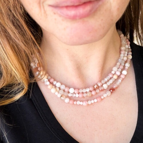 Erwachen • Kette mit Kirschblüten Achat, Selenit, Andenopal in Rosa und hellem Aventurin Erwachen beschreibt einen stillen Neubeginn. Den Moment, in dem sich etwas öffnet – ohne Eile, ohne Druck. Nicht laut, sondern von innen heraus. Diese Mini-Serie besteht aus drei Ketten, jede ein Einzelstück. Kirschblüten Achat, Andenopal Rosa, heller Aventurin und Selenit treffen sich - für Gefühle, für Entwicklung, für das, was gerade entstehen darf. Bedeutung Wachstum & Neubeginn Kirschblüten Achat erinnert daran, dass Entwicklung Zeit braucht. Er stärkt das Vertrauen in den eigenen Weg und begleitet Phasen, in denen etwas Neues entstehen möchte. Zuneigung & Individualität Andenopal Rosa bringt eine weiche, lebendige Energie ein. Er steht für Offenheit, Selbstannahme und die eigene Einzigartigkeit – ohne Vergleich, ohne Druck. Inspiration & Leichtigkeit Heller Aventurin wirkt klärend und aufhellend. Er unterstützt eine gelöste Stimmung, fördert Wachheit und schenkt neue Impulse, wenn sich Dinge festgefahren anfühlen. Innere Verbindung & Ausgleich Selenit verbindet mit der eigenen inneren Ebene. Er wirkt ausgleichend auf die Stimmung und unterstützt dabei, sich wieder klarer und verbundener zu fühlen. Gemeinsam ergeben sie eine harmonische Kombination, die nicht auffällt – sondern begleitet. Schmuck für Phasen des Übergangs, für innere Bewegung, für leises Aufblühen. Schlicht, alltagstauglich und bewusst reduziert, damit die Edelsteine für sich wirken können. Eine kleine Serie. Drei Varianten. Jede Kette ein Unikat.