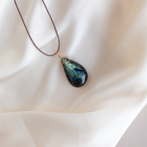 Die Legende des Labradorits – Das Licht des Nordens Der Labradorit gilt als Stein des Nordlichts. Einer alten Inuit-Legende zufolge war das Polarlicht einst im Gestein der Erde gefangen. Erst als ein Krieger mit Mut und Entschlossenheit auf einen schimmernden Felsen schlug, löste sich das Licht und stieg als tanzende Farben in den Himmel auf. Ein Teil des Leuchtens blieb im Stein zurück – der erste Labradorit. Bis heute erinnert sein schillerndes Farbspiel an dieses Licht. Labradorit steht für verborgene Stärke, Schutz und die Verbindung zu innerer Weisheit. Er erinnert daran, dass auch in dunklen Momenten ein Leuchten in uns liegt – still, kraftvoll und bereit, gesehen zu werden. Die komplette Geschichte findest du hier: LABRADORIT LEGENDE ✨ Labradorit Eigenschaften Mental: Intuition, Medialität, Kreativität, Fantasie, emotionale Erinnerungen, karmische Themen, Transformation, Ruhe, Gefühlsinvestition, Visionen, Vertrauen Chakra: Alle Chakren Planet: Mond Element: Wasser Sternzeichen: Widder, Krebs, Schütze, Wassermann, Fische 🗿 Mineralogische & historische Fakten Labradorit ist ein Feldspat-Mineral (Ca(Al,Si)₂Si₂O₈) und zeigt ein faszinierendes Farbspiel, das als Labradoreszenz bekannt ist. Diese irisierenden Effekte entstehen durch Lichtbrechung an fein geschichteten Kristallbereichen und lassen den Stein je nach Blickwinkel in Blau, Grün oder Gold schimmern.