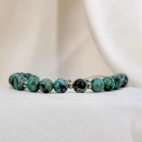 Chrysokoll – Der Edelstein der Gelassenheit und inneren Ordnung 🌿💎 Ich lasse los, was mir nicht mehr dient, und finde Frieden in meinem Inneren. Chrysokoll ist ein Stein der Ruhe, Weisheit und weiblichen Stärke. Seine sanfte, aber zugleich tief transformierende Energie hilft dir, Emotionen zu klären, Stress loszulassen und innere Stabilität zu finden. Er bringt Ordnung in das Gedanken- und Gefühlsleben, stärkt die Kommunikation und erinnert dich daran, dass wahre Stärke in Gelassenheit liegt. Als Stein der Selbstfürsorge begleitet er dich, wenn du dich überfordert fühlst oder zu viel Verantwortung trägst. Chrysokoll kühlt den Kopf, beruhigt das Herz und öffnet den Raum für Klarheit, Vertrauen und liebevolle Grenzen – zwischen Geben und Empfangen, zwischen Rückzug und Ausdruck. ✨ Chrysokoll Themen: Mental: Loslassen, Gelassenheit, innere Ruhe, Anti-Stress, Kommunikation, Authentizität, Kreativität, Ordnung, Neubeginn, weibliche Energie, emotionale Balance, Weisheit, Ausgleich zwischen Bedürfnissen und Rücksicht auf andere Körper: Menstruation, Atemwege, entzündungshemmend, Verdauung, Knochen, Entgiftung Chakra: Halschakra (mit Tendenz zum Stirnchakra) Planet: Venus Element: Wasser Sternzeichen: Stier, Krebs, Jungfrau, Waage, Schütze, Wassermann 🗿 Mineralogische & historische Fakten: Chrysokoll ist ein Kupfersilikat-Mineral, dessen leuchtendes Blaugrün durch seinen hohen Kupfergehalt entsteht. Er bildet sich häufig zusammen mit Malachit, Azurit oder Türkis und wird seit Jahrtausenden als Symbol für Weisheit, Heilung und Weiblichkeit verehrt.Im alten Ägypten galt Chrysokoll als Stein der Göttin Isis – Beschützerin und Heilerin zugleich. Er wurde für Amulette und Schmuck verwendet, um emotionale Stärke, Schutz und innere Balance zu fördern. Heute gilt Chrysokoll als Stein der Achtsamkeit, der hilft, inmitten von Veränderungen ruhig zu bleiben und die eigene Wahrheit mit Sanftheit zu sprechen. ☝🏼 Details zum Edelstein Schmuck Naturstein - daher kann der Edelstein von den Bildern abweichen. Größe mit Makramee 50 x 24 mm mit Liebe und Intuition handgemacht 💜