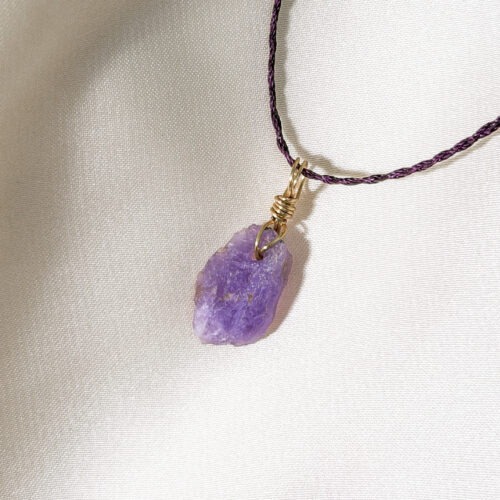 Hackmanit – Sodalith Rosa Der Edelstein der inneren Freiheit und emotionalen Klarheit 💗🌓 Ich erlaube mir, mich selbst ehrlich wahrzunehmen und meinen eigenen Weg zu gehen. Hackmanit ist ein seltener Edelstein, der sich nicht festlegen lässt. Seine besondere Qualität liegt nicht in alten Überlieferungen, sondern im bewussten Erleben. Er steht für innere Freiheit, Klarheit und emotionale Stabilität – ohne Druck, ohne starre Vorgaben. Als Varietät des Sodaliths verbindet Hackmanit Struktur mit Weichheit. Er unterstützt dabei, emotionale Muster zu erkennen, Abstand zu gewinnen und wieder in die eigene Mitte zu finden. Viele empfinden ihn als ruhigen Begleiter in Zeiten innerer Veränderung, wenn Klarheit entstehen darf, ohne dass etwas erzwungen wird. Hackmanit erinnert daran, dass Stabilität nicht Kontrolle bedeutet, sondern Vertrauen in den eigenen inneren Kompass. ✨ Themen Mental: Emotionen, innere Ruhe, Klarheit, geistige Freiheit, emotionale Stabilität, Selbstreflexion, Vertrauen, Inspiration, spirituelles Wachstum Element: Kosmos Planet: Mond 🗿 Mineralogische & besondere Eigenschaften Hackmanit ist eine seltene Varietät des Sodaliths und gehört zur Gruppe der feldspatähnlichen Minerale. Eine seiner bekanntesten Eigenschaften ist die Photochromie: Unter UV-Licht – etwa durch Sonnenlicht oder künstliche UV-Quellen – kann sich seine Farbe vorübergehend verändern. Je nach Stein intensiviert sich die Farbgebung oder wird deutlich heller. Wird der Hackmanit wieder aus dem UV-Licht genommen, kehrt er nach und nach zu seiner ursprünglichen Farbe zurück. Dieser Prozess kann sofort sichtbar sein oder sich über Stunden bis Tage erstrecken. Die Fähigkeit zur Photochromie ist natürlich bedingt und bleibt nur erhalten, wenn der Stein nicht thermisch behandelt wurde. Intensität und Dauer des Farbwechsels sind individuell und machen jeden Hackmanit zu einem Unikat. Aufgrund seiner begrenzten Fundorte und seiner besonderen optischen Eigenschaften zählt Hackmanit zu den seltenen Edelsteinen, die meist nur in kleinen Mengen verfügbar sind. Hochwertiger Hackmanit wird nur in wenigen Regionen der Welt gefunden und gilt als entsprechend selten: Russland, Grönland, Norwegen, Afghanistan, Myanmar, Kanada und den USA. ☝🏼 Details zum Edelstein Schmuck Naturstein - daher kann der Edelstein von den Bildern abweichen. Größe: 28 x 16 mm Öse: Kupferdraht 18k vergoldet mit Liebe und Intuition handgemacht 💜