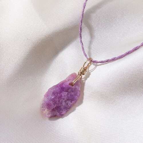 Hackmanit – Sodalith Rosa Der Edelstein der inneren Freiheit und emotionalen Klarheit 💗🌓 Ich erlaube mir, mich selbst ehrlich wahrzunehmen und meinen eigenen Weg zu gehen. Hackmanit ist ein seltener Edelstein, der sich nicht festlegen lässt. Seine besondere Qualität liegt nicht in alten Überlieferungen, sondern im bewussten Erleben. Er steht für innere Freiheit, Klarheit und emotionale Stabilität – ohne Druck, ohne starre Vorgaben. Als Varietät des Sodaliths verbindet Hackmanit Struktur mit Weichheit. Er unterstützt dabei, emotionale Muster zu erkennen, Abstand zu gewinnen und wieder in die eigene Mitte zu finden. Viele empfinden ihn als ruhigen Begleiter in Zeiten innerer Veränderung, wenn Klarheit entstehen darf, ohne dass etwas erzwungen wird. Hackmanit erinnert daran, dass Stabilität nicht Kontrolle bedeutet, sondern Vertrauen in den eigenen inneren Kompass. ✨ Themen Mental: Emotionen, innere Ruhe, Klarheit, geistige Freiheit, emotionale Stabilität, Selbstreflexion, Vertrauen, Inspiration, spirituelles Wachstum Element: Kosmos Planet: Mond 🗿 Mineralogische & besondere Eigenschaften Hackmanit ist eine seltene Varietät des Sodaliths und gehört zur Gruppe der feldspatähnlichen Minerale. Eine seiner bekanntesten Eigenschaften ist die Photochromie: Unter UV-Licht – etwa durch Sonnenlicht oder künstliche UV-Quellen – kann sich seine Farbe vorübergehend verändern. Je nach Stein intensiviert sich die Farbgebung oder wird deutlich heller. Wird der Hackmanit wieder aus dem UV-Licht genommen, kehrt er nach und nach zu seiner ursprünglichen Farbe zurück. Dieser Prozess kann sofort sichtbar sein oder sich über Stunden bis Tage erstrecken. Die Fähigkeit zur Photochromie ist natürlich bedingt und bleibt nur erhalten, wenn der Stein nicht thermisch behandelt wurde. Intensität und Dauer des Farbwechsels sind individuell und machen jeden Hackmanit zu einem Unikat. Aufgrund seiner begrenzten Fundorte und seiner besonderen optischen Eigenschaften zählt Hackmanit zu den seltenen Edelsteinen, die meist nur in kleinen Mengen verfügbar sind. Hochwertiger Hackmanit wird nur in wenigen Regionen der Welt gefunden und gilt als entsprechend selten: Russland, Grönland, Norwegen, Afghanistan, Myanmar, Kanada und den USA. ☝🏼 Details zum Edelstein Schmuck Naturstein - daher kann der Edelstein von den Bildern abweichen. Größe: 28 x 16 mm Öse: Kupferdraht 18k vergoldet mit Liebe und Intuition handgemacht 💜