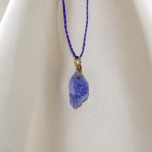 Hackmanit – Sodalith Rosa Der Edelstein der inneren Freiheit und emotionalen Klarheit 💗🌓 Ich erlaube mir, mich selbst ehrlich wahrzunehmen und meinen eigenen Weg zu gehen. Hackmanit ist ein seltener Edelstein, der sich nicht festlegen lässt. Seine besondere Qualität liegt nicht in alten Überlieferungen, sondern im bewussten Erleben. Er steht für innere Freiheit, Klarheit und emotionale Stabilität – ohne Druck, ohne starre Vorgaben. Als Varietät des Sodaliths verbindet Hackmanit Struktur mit Weichheit. Er unterstützt dabei, emotionale Muster zu erkennen, Abstand zu gewinnen und wieder in die eigene Mitte zu finden. Viele empfinden ihn als ruhigen Begleiter in Zeiten innerer Veränderung, wenn Klarheit entstehen darf, ohne dass etwas erzwungen wird. Hackmanit erinnert daran, dass Stabilität nicht Kontrolle bedeutet, sondern Vertrauen in den eigenen inneren Kompass. ✨ Themen Mental: Emotionen, innere Ruhe, Klarheit, geistige Freiheit, emotionale Stabilität, Selbstreflexion, Vertrauen, Inspiration, spirituelles Wachstum Element: Kosmos Planet: Mond 🗿 Mineralogische & besondere Eigenschaften Hackmanit ist eine seltene Varietät des Sodaliths und gehört zur Gruppe der feldspatähnlichen Minerale. Eine seiner bekanntesten Eigenschaften ist die Photochromie: Unter UV-Licht – etwa durch Sonnenlicht oder künstliche UV-Quellen – kann sich seine Farbe vorübergehend verändern. Je nach Stein intensiviert sich die Farbgebung oder wird deutlich heller. Wird der Hackmanit wieder aus dem UV-Licht genommen, kehrt er nach und nach zu seiner ursprünglichen Farbe zurück. Dieser Prozess kann sofort sichtbar sein oder sich über Stunden bis Tage erstrecken. Die Fähigkeit zur Photochromie ist natürlich bedingt und bleibt nur erhalten, wenn der Stein nicht thermisch behandelt wurde. Intensität und Dauer des Farbwechsels sind individuell und machen jeden Hackmanit zu einem Unikat. Aufgrund seiner begrenzten Fundorte und seiner besonderen optischen Eigenschaften zählt Hackmanit zu den seltenen Edelsteinen, die meist nur in kleinen Mengen verfügbar sind. Hochwertiger Hackmanit wird nur in wenigen Regionen der Welt gefunden und gilt als entsprechend selten: Russland, Grönland, Norwegen, Afghanistan, Myanmar, Kanada und den USA. ☝🏼 Details zum Edelstein Schmuck Naturstein - daher kann der Edelstein von den Bildern abweichen. Größe: 28 x 16 mm Öse: Kupferdraht 18k vergoldet mit Liebe und Intuition handgemacht 💜