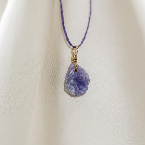 Hackmanit – Sodalith Rosa Der Edelstein der inneren Freiheit und emotionalen Klarheit 💗🌓 Ich erlaube mir, mich selbst ehrlich wahrzunehmen und meinen eigenen Weg zu gehen. Hackmanit ist ein seltener Edelstein, der sich nicht festlegen lässt. Seine besondere Qualität liegt nicht in alten Überlieferungen, sondern im bewussten Erleben. Er steht für innere Freiheit, Klarheit und emotionale Stabilität – ohne Druck, ohne starre Vorgaben. Als Varietät des Sodaliths verbindet Hackmanit Struktur mit Weichheit. Er unterstützt dabei, emotionale Muster zu erkennen, Abstand zu gewinnen und wieder in die eigene Mitte zu finden. Viele empfinden ihn als ruhigen Begleiter in Zeiten innerer Veränderung, wenn Klarheit entstehen darf, ohne dass etwas erzwungen wird. Hackmanit erinnert daran, dass Stabilität nicht Kontrolle bedeutet, sondern Vertrauen in den eigenen inneren Kompass. ✨ Themen Mental: Emotionen, innere Ruhe, Klarheit, geistige Freiheit, emotionale Stabilität, Selbstreflexion, Vertrauen, Inspiration, spirituelles Wachstum Element: Kosmos Planet: Mond 🗿 Mineralogische & besondere Eigenschaften Hackmanit ist eine seltene Varietät des Sodaliths und gehört zur Gruppe der feldspatähnlichen Minerale. Eine seiner bekanntesten Eigenschaften ist die Photochromie: Unter UV-Licht – etwa durch Sonnenlicht oder künstliche UV-Quellen – kann sich seine Farbe vorübergehend verändern. Je nach Stein intensiviert sich die Farbgebung oder wird deutlich heller. Wird der Hackmanit wieder aus dem UV-Licht genommen, kehrt er nach und nach zu seiner ursprünglichen Farbe zurück. Dieser Prozess kann sofort sichtbar sein oder sich über Stunden bis Tage erstrecken. Die Fähigkeit zur Photochromie ist natürlich bedingt und bleibt nur erhalten, wenn der Stein nicht thermisch behandelt wurde. Intensität und Dauer des Farbwechsels sind individuell und machen jeden Hackmanit zu einem Unikat. Aufgrund seiner begrenzten Fundorte und seiner besonderen optischen Eigenschaften zählt Hackmanit zu den seltenen Edelsteinen, die meist nur in kleinen Mengen verfügbar sind. Hochwertiger Hackmanit wird nur in wenigen Regionen der Welt gefunden und gilt als entsprechend selten: Russland, Grönland, Norwegen, Afghanistan, Myanmar, Kanada und den USA. ☝🏼 Details zum Edelstein Schmuck Naturstein - daher kann der Edelstein von den Bildern abweichen. Größe: 28 x 16 mm Öse: Kupferdraht 18k vergoldet mit Liebe und Intuition handgemacht 💜