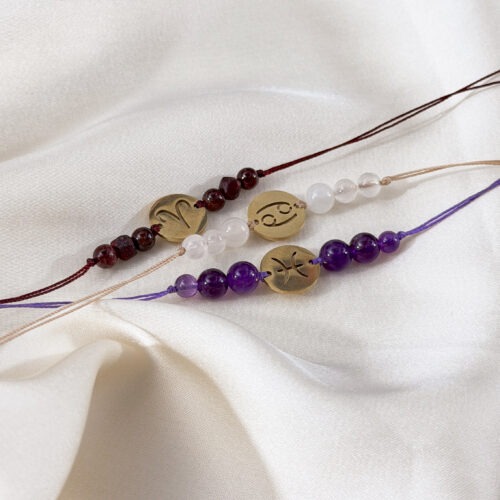 Diese limitierten Sternzeichen-Armbänder verbinden ausgewählte Edelsteine mit der Symbolik der Tierkreiszeichen. Jedes Armband entsteht in sorgfältiger Handarbeit und ist einer bestimmten Sternzeichen-Energie zugeordnet – nicht als festes Etikett, sondern als feiner Impuls, der dich im Alltag begleiten kann. Die Kombination aus Edelstein und Sternzeichen steht für Qualitäten, die bereits in dir angelegt sind. Das Armband erinnert dich daran, deine eigenen Stärken bewusster wahrzunehmen, dich mit deiner inneren Ausrichtung zu verbinden und deinem persönlichen Rhythmus zu vertrauen. Dabei geht es nicht um Vorhersagen oder feste Eigenschaften, sondern um Resonanz und Selbstbeobachtung. Alle Armbänder dieser Serie sind limitiert gefertigt. Die Edelsteine werden achtsam ausgewählt und so kombiniert, dass sie sowohl einzeln als auch im Zusammenspiel stimmig wirken. Durch die handgefertigte Herstellung ist jedes Stück ein Unikat und kann leicht von den Abbildungen abweichen. Die Sternzeichen-Armbänder lassen sich bewusst schlicht tragen oder mit anderen Edelsteinarmbändern kombinieren. Sie eignen sich als persönlicher Begleiter, als Geschenk mit Bedeutung oder als kleiner Alltagsanker, der dich immer wieder zu dir selbst zurückführt.
