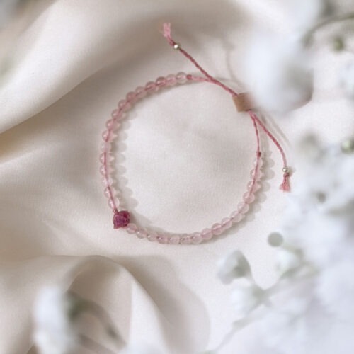 Rosenquarz – Der Edelstein der Selbstliebe und Sanftheit 🤍🌸 Ich bin gut, so wie ich bin, und erlaube mir, meine Bedürfnisse liebevoll wahrzunehmen. Rosenquarz ist ein stiller, liebevoller Begleiter, wenn du dich wieder mit deinem Herzen verbinden möchtest. Er lädt dich ein, weich zu werden – dir selbst gegenüber. In Zeiten emotionaler Herausforderung erinnert er dich daran, dass Selbstliebe kein Ziel ist, sondern ein sanfter Prozess. Seine ruhige Energie unterstützt dich dabei, deine eigenen Bedürfnisse wahrzunehmen, ohne sie zu bewerten. Rosenquarz öffnet dein Herz für Mitgefühl, Verbundenheit und zärtliche Gefühle – für dich selbst und für andere. Er wirkt ausgleichend auf das Nervensystem und hilft dir, dich im eigenen Körper sicher und angenommen zu fühlen. ✨ Themen Rosenquarz Mental: Liebe, Selbstliebe, Bedürfnisse erkennen, Trost, Empathie, Einfühlungsvermögen, Harmonie, Verzeihung, Sinnlichkeit, Selbstbewusstsein, Loslassen, Neubeginn, innere Ruhe Körper: Blut, Kreislauf, Schlaf, Fruchtbarkeit, Herz, Kopfschmerzen, Haut Chakra: Wurzelchakra, Herzchakra Planet: Venus Element: Wasser Sternzeichen: Widder, Stier, Zwillinge, Krebs, Waage, Schütze, Fische 🗿 Mineralogische & historische Fakten Rosenquarz ist eine Varietät des Minerals Quarz (SiO₂). Seine zarte rosa Farbe entsteht durch fein verteilte Spuren von Titan, Mangan oder Eisen. Meist ist er milchig-trüb, manchmal leicht durchscheinend – seine sanfte Erscheinung passt zu seiner ruhigen, herzöffnenden Symbolik. Schon in der Antike wurde Rosenquarz als Stein der Liebe verehrt. In Ägypten glaubte man, er schenke Jugend und Schönheit. In Griechenland und Rom galt er als Symbol für Versöhnung, Vertrauen und Herzensverbindung. Bis heute ist Rosenquarz einer der wichtigsten Edelsteine für emotionale Heilung, Selbstannahme und innere Harmonie – zeitlos, still und zutiefst menschlich. ☝🏼 Details zum Edelstein Schmuck Naturstein - daher kann der Edelstein von den Bildern abweichen. Größe mit Makramee Schiebeknoten verstellbar. 15 - 24 cm Länge  6 mm Edelsteinperlen. weitere Elemente: Edelstahl vergoldet. mit Liebe und Intuition handgemacht 💜