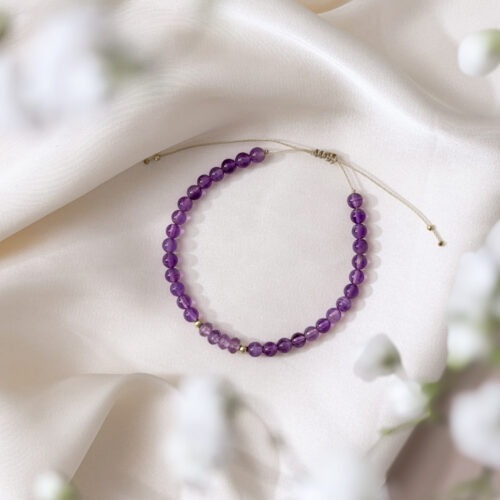 Amethyst – Der Edelstein der Intuition und inneren Wandlung Ich vertraue meiner inneren Führung und finde Frieden im Wandel. 🔮🌌  Der Amethyst wirkt wie eine liebevolle Begleiterin in Zeiten der Transformation. Er hilft dir, Altes loszulassen und neue Wege mit Klarheit und innerer Ruhe zu betreten. Seine beruhigende Energie unterstützt dich dabei, Gedanken zu ordnen, Stress zu lösen und deine Intuition zu stärken. Der Amethyst verbindet dich mit deinem höheren Selbst – er bringt Licht ins Dunkel und Klarheit in das, was sich verändern darf. ✨ Themen Amethyst Mental: Intuition, Spiritualität, Transformation, emotionale Balance, Verbindung von Körper & Geist, Wachstum, Gelassenheit, Traumdeutung, Bewusstsein Körper: Kopf, Haut, Atemwege, Schlaf, Stressmanagement, Wohlbefinden Chakra: Kronenchakra, Drittes Auge Planet: Jupiter, Saturn Element: Luft, Kosmos Sternzeichen: Steinbock, Skorpion, Zwillinge, Jungfrau, Wassermann, Widder, Schütze 🗿 Mineralogische & historische Fakten: Amethyst ist eine violette Varietät des Quarzes und wurde schon im alten Griechenland als „Nüchternheitsstein“ verehrt. Sein Name leitet sich vom griechischen amethystos ab – „dem Rausch entgegenwirkend“. Im Mittelalter galt er als Symbol für Demut, innere Stärke und spirituelle Klarheit. Mönche und Mystiker nutzten ihn zur Meditation, um einen klaren Geist und eine tiefe Verbindung zum Göttlichen zu fördern.