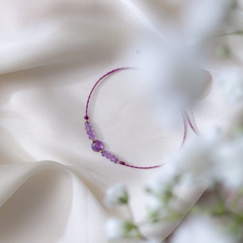 Amethyst – Der Edelstein der Intuition und inneren Wandlung Ich vertraue meiner inneren Führung und finde Frieden im Wandel. 🔮🌌  Der Amethyst wirkt wie eine liebevolle Begleiterin in Zeiten der Transformation. Er hilft dir, Altes loszulassen und neue Wege mit Klarheit und innerer Ruhe zu betreten. Seine beruhigende Energie unterstützt dich dabei, Gedanken zu ordnen, Stress zu lösen und deine Intuition zu stärken. Der Amethyst verbindet dich mit deinem höheren Selbst – er bringt Licht ins Dunkel und Klarheit in das, was sich verändern darf. ✨ Themen Amethyst Mental: Intuition, Spiritualität, Transformation, emotionale Balance, Verbindung von Körper & Geist, Wachstum, Gelassenheit, Traumdeutung, Bewusstsein Körper: Kopf, Haut, Atemwege, Schlaf, Stressmanagement, Wohlbefinden Chakra: Kronenchakra, Drittes Auge Planet: Jupiter, Saturn Element: Luft, Kosmos Sternzeichen: Steinbock, Skorpion, Zwillinge, Jungfrau, Wassermann, Widder, Schütze 🗿 Mineralogische & historische Fakten: Amethyst ist eine violette Varietät des Quarzes und wurde schon im alten Griechenland als „Nüchternheitsstein“ verehrt. Sein Name leitet sich vom griechischen amethystos ab – „dem Rausch entgegenwirkend“. Im Mittelalter galt er als Symbol für Demut, innere Stärke und spirituelle Klarheit. Mönche und Mystiker nutzten ihn zur Meditation, um einen klaren Geist und eine tiefe Verbindung zum Göttlichen zu fördern.