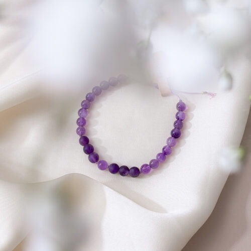 Amethyst – Der Edelstein der Intuition und inneren Wandlung Ich vertraue meiner inneren Führung und finde Frieden im Wandel. 🔮🌌  Der Amethyst wirkt wie eine liebevolle Begleiterin in Zeiten der Transformation. Er hilft dir, Altes loszulassen und neue Wege mit Klarheit und innerer Ruhe zu betreten. Seine beruhigende Energie unterstützt dich dabei, Gedanken zu ordnen, Stress zu lösen und deine Intuition zu stärken. Der Amethyst verbindet dich mit deinem höheren Selbst – er bringt Licht ins Dunkel und Klarheit in das, was sich verändern darf. ✨ Themen Amethyst Mental: Intuition, Spiritualität, Transformation, emotionale Balance, Verbindung von Körper & Geist, Wachstum, Gelassenheit, Traumdeutung, Bewusstsein Körper: Kopf, Haut, Atemwege, Schlaf, Stressmanagement, Wohlbefinden Chakra: Kronenchakra, Drittes Auge Planet: Jupiter, Saturn Element: Luft, Kosmos Sternzeichen: Steinbock, Skorpion, Zwillinge, Jungfrau, Wassermann, Widder, Schütze 🗿 Mineralogische & historische Fakten: Amethyst ist eine violette Varietät des Quarzes und wurde schon im alten Griechenland als „Nüchternheitsstein“ verehrt. Sein Name leitet sich vom griechischen amethystos ab – „dem Rausch entgegenwirkend“. Im Mittelalter galt er als Symbol für Demut, innere Stärke und spirituelle Klarheit. Mönche und Mystiker nutzten ihn zur Meditation, um einen klaren Geist und eine tiefe Verbindung zum Göttlichen zu fördern.