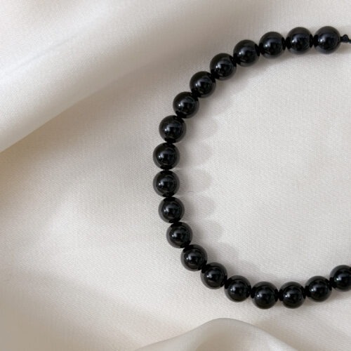 Schwarzer Turmalin – Der Edelstein des Schutzes und der Erdung Ich bin sicher und geerdet. Nichts von außen kann meine innere Stabilität erschüttern. Der Schwarze Turmalin ist wie ein schützender Schild – er hilft dir, dich von fremden Energien abzugrenzen und bei dir zu bleiben. Wenn du dich oft ausgelaugt, überreizt oder überfordert fühlst, kann dir dieser Stein Halt geben. Seine tiefe, dunkle Farbe erinnert an die Kraft der Erde: stabil, ruhig und zuverlässig. Er bringt dich zurück in deinen Körper, hilft dir, dich zu zentrieren und schafft Raum für deine Grenzen. Auch in intensiven oder fordernden Situationen bleibt er an deiner Seite – wie eine schützende Hand, die dich sanft stärkt. ✨ Themen Turmalin Schwarz Mental: Schutz, Abgrenzung, Selbstkontrolle über Gedanken und Gefühle, Erdung, Fokus, Stressabbau, Sicherheit, Neutralität, Resilienz Körper: Energiefluss, Stoffwechsel, Regeneration, Gleichgewicht, Nieren. Chakra: Wurzelchakra Planet: Saturn Element: Erde Sternzeichen: Jungfrau, Skorpion, Schütze, Steinbock. 🗿 Mineralogische & historische Fakten: Der Schwarze Turmalin – auch Schörl genannt – gehört zur Turmalingruppe und besteht chemisch aus einem komplexen Bor-Silikat (NaFe³⁺₃Al₆(BO₃)₃Si₆O₁₈(OH)₄). Seine tiefschwarze Farbe entsteht durch Eisen. Schon im alten China wurde der Stein zum Schutz vor negativen Einflüssen eingesetzt. In Afrika und Südamerika nutzte man ihn traditionell zur Abwehr böser Geister und zur energetischen Reinigung. Heute ist er besonders beliebt bei Menschen, die viel mit anderen in Kontakt sind – ob beruflich oder privat – und sich energetisch abgrenzen möchten. Er wird auch häufig in der Nähe von technischen Geräten getragen, um elektromagnetische Strahlung zu neutralisieren.