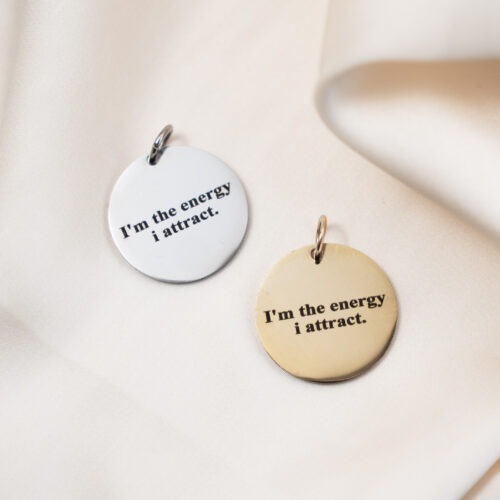 I'm the energy i attract ☯️ Dieser runde Anhänger trägt eine klare Botschaft: „I’m the energy I attract.“ Eine Erinnerung daran, dass deine Ausstrahlung wirkt. Dass was du ausstrahlst, bekommst du zurück, du selbst bestimmst, welche Energie du in dein Leben einlädst.  Der Affirmation Anhänger steht für bewusste Ausrichtung. Für Selbstverantwortung. Für die Entscheidung, welche Energie du nach außen trägst – und damit auch, welche Energie du empfängst. Er ist ein Symbol für Klarheit, innere Haltung und persönliche Entwicklung. Gefertigt aus Edelstahl, wahlweise in Silber oder 18k vergoldet, passt Dieser Statement Anhänger passt zu schlichten Ketten, zu Layering-Looks, mit Edelsteinen kombiniert. Setze beswusste Anker für dich im Alltag. Sein minimalistisches Design macht ihn vielseitig kombinierbar und zeitlos tragbar. Dieser Schmuck mit Spruch ist kein lautes Accessoire, sondern ein stiller Begleiter. Eine tägliche Erinnerung an deine innere Stärke, deine Haltung und deine Energie. Ein besonderes Geschenk für Menschen, die sich bewusst ausrichten möchten – oder für dich selbst, wenn du dich immer wieder daran erinnern willst: Du bist die Energie, die du anziehst.