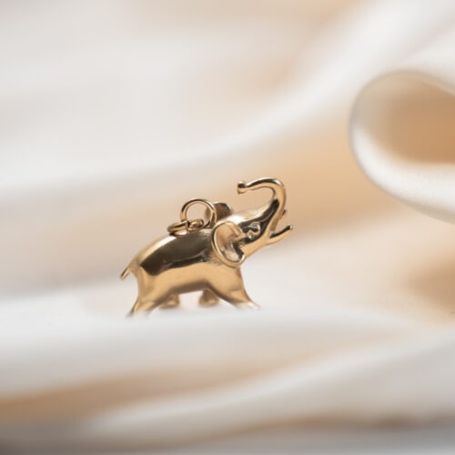 Elefant – Charm Der Elefant steht für Stärke, die nicht laut sein muss. Für Geduld. Für Erinnerung. Für ein Herz, das groß genug ist, um sanft zu bleiben, auch wenn das Leben Druck macht. Dieser Elefant Charm ist ein Symbol für innere Standfestigkeit. Für Vertrauen in deinen Weg. Für das Wissen, dass du mehr tragen kannst, als du manchmal glaubst – ohne hart zu werden. In vielen Kulturen gilt der Elefant als Glücksbringer. Als Hüter der Familie. Als Zeichen für Weisheit und Schutz. Er geht langsam, aber sicher. Und genau darin liegt seine Kraft. Der Charm passt an deine YOUR.Circle Ketten und Armbänder und lässt sich mit Edelsteinen kombinieren, die dich in deiner Energie unterstützen – oder ganz pur tragen, als stilles Statement. Nicht jeder braucht ein großes Symbol. Manchmal reicht ein Elefant. 🐘✨