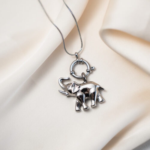 Elefant – Charm Der Elefant steht für Stärke, die nicht laut sein muss. Für Geduld. Für Erinnerung. Für ein Herz, das groß genug ist, um sanft zu bleiben, auch wenn das Leben Druck macht. Dieser Elefant Charm ist ein Symbol für innere Standfestigkeit. Für Vertrauen in deinen Weg. Für das Wissen, dass du mehr tragen kannst, als du manchmal glaubst – ohne hart zu werden. In vielen Kulturen gilt der Elefant als Glücksbringer. Als Hüter der Familie. Als Zeichen für Weisheit und Schutz. Er geht langsam, aber sicher. Und genau darin liegt seine Kraft. Der Charm passt an deine YOUR.Circle Ketten und Armbänder und lässt sich mit Edelsteinen kombinieren, die dich in deiner Energie unterstützen – oder ganz pur tragen, als stilles Statement. Nicht jeder braucht ein großes Symbol. Manchmal reicht ein Elefant. 🐘✨