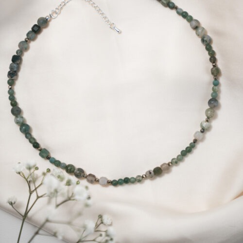 Waldlicht – Kette mit Moosachat & Pyrit 🌿 Waldlicht steht für Wachstum im eigenen Tempo – und für den Moment, in dem du spürst, dass in dir mehr Kraft steckt, als du dachtest. Diese Kette verbindet die ruhige, naturverbundene Energie des Moosachats mit der lebendigen Strahlkraft des Pyrits – wie Sonnenstrahlen, die durch einen morgendlichen Nebelwald brechen. Moosachat erinnert an Wurzeln, an Geduld, an inneres Gleichgewicht. Er steht für stetiges Wachstum und die Verbindung zur eigenen Natur. Pyrit wirkt wie das erste Licht am Tag – wach, mutig und voller Energie. Er bringt Selbstbewusstsein, Motivation und die Kraft, ins Handeln zu kommen. ✨ Themen der Edelsteine Moosachat: Wachstum · Naturverbundenheit · Geduld · Balance Pyrit: Selbstbewusstsein · Mut · Motivation · Energie ☝🏼 Details zum Edelstein Schmuck Der Verschluss ist aus Edelstahl / aktuell nur mit Silberverschluss erhältlich  Länge: ca. 39 cm, ergänzt durch eine 5 cm lange Verlängerungskette. Naturstein – daher kann der Edelstein von den Bildern abweichen. Ich fertige die Kette extra für dich an, daher kann es zu kaum sichtbaren Unterschieden kommen. mit Liebe und Intuition handgemacht 💜