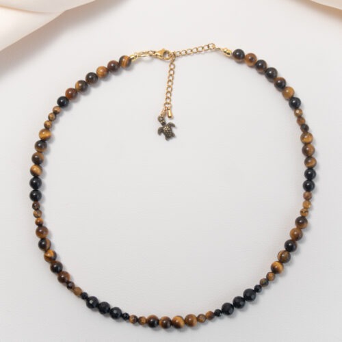 🖤 Wachsamkeit – Kette mit Tigerauge & schwarzem Turmalin Wachsamkeit steht für innere Klarheit und bewusste Abgrenzung. Diese Kette erinnert dich daran, aufmerksam zu bleiben – nicht aus Angst, sondern aus Selbstrespekt. Sie begleitet dich in Phasen, in denen du klare Entscheidungen treffen möchtest, deine Grenzen deutlicher spürst und dich nicht von äußeren Einflüssen verunsichern lässt. Wachsamkeit bedeutet nicht Härte. Sie bedeutet, bewusst zu wählen, was du in dein Feld lässt – und was nicht. Tigerauge bringt Durchblick, Instinkt und die Fähigkeit, Situationen ruhig zu erfassen. Schwarzer Turmalin steht für Schutz, Gelassenheit und Rationalität. Gemeinsam wirken sie stabilisierend und fokussierend – wie ein innerer Anker, der dich ruhig bleiben lässt, auch wenn es um dich herum unruhig wird. Wachsamkeit ist für Menschen, die ihre Energie ernst nehmen und ihre Klarheit nicht mehr abgeben wollen.