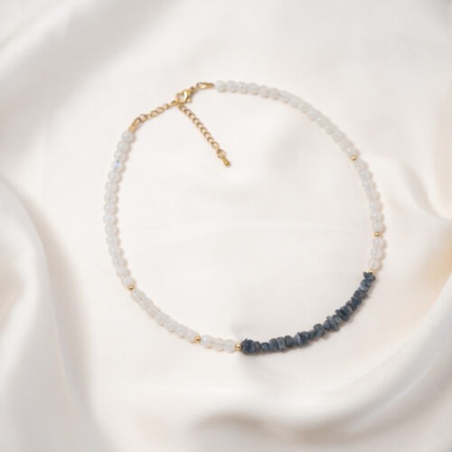 Wahrnehmung – Kette mit Saphir & Regenbogen Mondstein 💙 Wahrnehmung steht für das bewusste Spüren – ohne sich darin zu verlieren. Für innere Ruhe, die nicht aus Rückzug entsteht, sondern aus Balance. Diese Kette verbindet emotionale Tiefe mit geistiger Klarheit und erinnert dich daran, dass Körper und Geist zusammenarbeiten dürfen, statt gegeneinander. Saphir bringt Stabilität in bewegte Phasen. Er unterstützt emotionale Balance, Wachstum und die Verbindung von Körper und Geist. Regenbogen Mondstein öffnet für Gefühlsausdruck, Inspiration und Selbstwert. Er erinnert dich daran, dich nicht kleiner zu machen, als du bist – und deiner Wahrnehmung zu vertrauen. Wahrnehmung ist für dich, wenn du spürst, dass Klarheit und Gefühl kein Gegensatz sind. Für Tage, an denen viel passiert und du trotzdem ruhig bleiben möchtest. Wenn du dich nicht entscheiden willst zwischen Herz und Verstand, sondern beides leben möchtest – ohne dich selbst aus dem Blick zu verlieren. ✨ Themen der Edelsteine Saphir: innere Ruhe · emotionale Balance · Wachstum · Verbindung Körper & Geist Regenbogen Mondstein: Gefühlsausdruck · Inspiration · Selbstwert · Offenheit ☝🏼 Details zum Edelstein Schmuck Der Verschluss ist aus Edelstah 18k vergoldet Länge: ca. 35 cm, ergänzt durch eine 5 cm lange Verlängerungskette. Naturstein – daher kann der Edelstein von den Bildern abweichen. Diese Kette bleibt ein Einzelstück. mit Liebe und Intuition handgemacht 💜