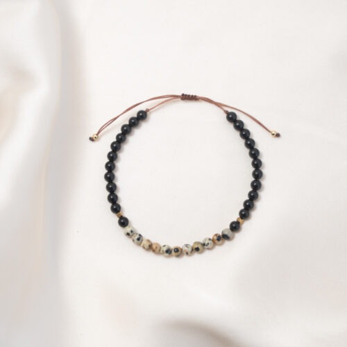 Kontrast – Kette mit Dalmatiner Jaspis, Onyx & schwarzem Turmalin 🖤 Kontrast steht für die Spannung zwischen Leichtigkeit und Struktur. Für das Zusammenspiel von Hell und Dunkel, Instinkt und Kontrolle. Diese Kette verbindet Erdung mit Klarheit – und erinnert daran, dass Gegensätze sich nicht ausschließen, sondern ergänzen. Dalmatiner Jaspis bringt Stabilität mit einer leichten, offenen Energie. Onyx schenkt Fokus, Disziplin und die Fähigkeit, klare Grenzen zu setzen. Schwarzer Turmalin wirkt schützend und rational – wie ein ruhiger Kern, der dich zentriert, wenn das Außen unruhig wird. ✨ Themen der Edelsteine Dalmatiner Jaspis: Erdung · Leichtigkeit · Stabilität Onyx: Abgrenzung · Disziplin · Selbstbewusstsein Schwarzer Turmalin: Schutz · Gelassenheit · Rationalität ☝🏼 Details zum Edelstein Schmuck Der Verschluss ist aus Edelstah 18k vergoldet Länge: ca. 40 cm, ergänzt durch eine 5 cm lange Verlängerungskette. Naturstein – daher kann der Edelstein von den Bildern abweichen. Ich fertige die Kette extra für dich an, daher kann es zu kaum sichtbaren Unterschieden kommen. mit Liebe und Intuition handgemacht 💜