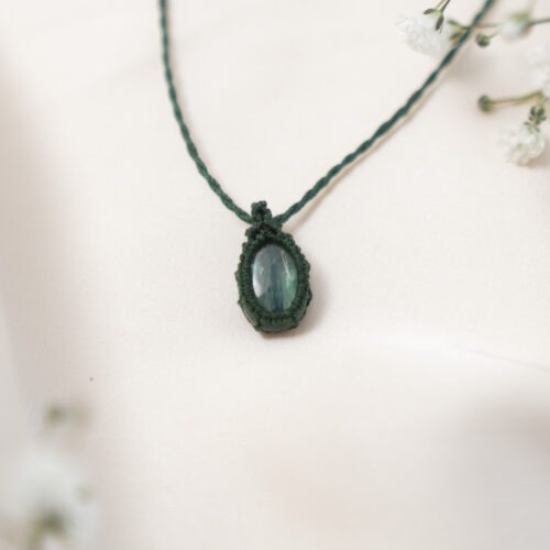 🌿 Identität – Kette mit grünem Kyanit Identität steht für das Gefühl, in sich stimmig zu sein. Für emotionale Stabilität und die Fähigkeit, Kopf und Herz nicht gegeneinander arbeiten zu lassen. Diese Kette erinnert dich daran, dass deine Bedürfnisse genauso wichtig sind wie deine Gedanken – und dass wahre Klarheit entsteht, wenn beides miteinander in Verbindung steht. Grüner Kyanit wirkt wie ein Vermittler zwischen Geist und innerem Empfinden. Er unterstützt dabei, dich selbst besser zu verstehen, Entscheidungen nicht nur rational, sondern authentisch zu treffen und deine eigene Identität nicht an äußere Erwartungen anzupassen. Identität ist für dich, wenn du spürst, dass du dich nicht verbiegen möchtest. Wenn du lernen willst, deine Bedürfnisse ernst zu nehmen und dennoch klar zu bleiben. Für Tage, an denen du dich wieder bewusst auf dich selbst ausrichten willst. ✨ Themen des Edelsteins Grüner Kyanit: emotionale Stabilität · Vermittlung zwischen Geist & Bedürfnissen · Verständnis · Identität ☝🏼 Details zum Edelstein Schmuck Länge der Kette: maximal 61 cm, verstellbar mit einem Makramee Schiebeknoten Größe des Edelsteins: 18 x 10 mm Naturstein – daher kann der Edelstein von den Bildern abweichen. mit Liebe und Intuition handgemacht 💜