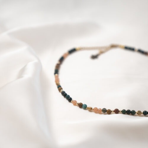 Gezeiten – Kette mit Rosa Mondstein, Heliotrop, Ozean Jaspis & goldbedampftem Hämatit  Gezeiten steht für den natürlichen Rhythmus von Ebbe und Flut – für Bewegung, Rückzug, Kraft und Wiederkehr. Diese Kette erinnert dich daran, dass Wandel kein Kontrollverlust ist, sondern Teil deiner inneren Ordnung. Dass Phasen des Zurückziehens genauso kraftvoll sind wie Momente des Aufbruchs. Sie verbindet Gefühl mit Erdung. Zyklus mit Stabilität. Weichheit mit Standfestigkeit. Rosa Mondstein bringt emotionale Tiefe und Wahrnehmung. Ozean Jaspis trägt die Energie des Meeres – lebendig, vielschichtig, in Bewegung. Heliotrop steht für klare Grenzen und bewusste Ausrichtung. Der goldbedampfte Hämatit bildet den ruhenden Kern – stabil, tragend, geerdet. Gezeiten ist für Menschen, die ihren Rhythmus kennen oder ihn wiederfinden wollen. Für alle, die fühlen dürfen, ohne sich zu verlieren. Und die wissen, dass innere Stärke nicht starr ist – sondern fließend. ✨ Themen der Edelsteine Rosa Mondstein: Gefühl · Perspektive · innere Offenheit Heliotrop: Grenzen · Balance · Verbindung von Körper & Geist Ozean Jaspis: Lebendigkeit · emotionale Bewegung · Ganzheit Hämatit (gold): Erdung · Stabilität · Willenskraft ☝🏼 Details zum Edelstein Schmuck Der Verschluss ist aus Edelstahl / aktuell nur mit Silberverschluss erhältlich  Länge: ca. 40 cm, ergänzt durch eine 5 cm lange Verlängerungskette. Naturstein – daher kann der Edelstein von den Bildern abweichen. Ich fertige die Kette extra für dich an, daher kann es zu kaum sichtbaren Unterschieden kommen. mit Liebe und Intuition handgemacht 💜