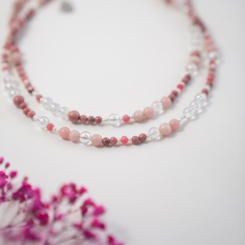 ✨ Aurora – Kette mit Angel Aura, Andenopal Rosa, Rhodonit & Süßwasserperle Aurora steht für Herzöffnung mit Haltung. Für dieses leuchtende Gefühl, wenn du weich bleibst, ohne dich zu verlieren. Diese Kette verbindet Sensibilität mit innerer Kraft – sie erinnert dich daran, dass Vergebung Stärke ist und dass ein offenes Herz kein Risiko, sondern eine Entscheidung ist. Sie begleitet dich in Phasen, in denen du Altes loslassen möchtest, ohne bitter zu werden. In Momenten, in denen du spürst, dass Empfindsamkeit keine Schwäche ist, sondern Bewusstheit. Aurora steht für Zuneigung zu dir selbst, für Klarheit in deinen Gefühlen und für die Fähigkeit, dich nicht zu verschließen, auch wenn du viel wahrnimmst. Das schimmernde Angel Aura bringt Weite und geistige Leichtigkeit. Andenopal Rosa trägt Lebenskraft und Individualität. Rhodonit steht für Herzöffnung, Vergebung und innere Kraft. Die Süßwasserperle schenkt Würde, Tiefe und eine stille Präsenz. ✨ Themen der Edelsteine Angel Aura: Leichtigkeit · spirituelle Weite · Bewusstheit Andenopal Rosa: Zuneigung · Individualität · Lebenskraft Rhodonit: Herzöffnung · Vergebung · innere Kraft Süßwasserperle: Weiblichkeit · Reinheit · Intuition ☝🏼 Details zum Edelstein Schmuck Der Verschluss ist aus Edelstahl / aktuell nur mit Silberverschluss erhältlich  Länge: ca. 42 cm, ergänzt durch eine 5 cm lange Verlängerungskette. Naturstein – daher kann der Edelstein von den Bildern abweichen.  Ich fertige die Kette extra für dich an, daher kann es zu kaum sichtbaren Unterschieden kommen. mit Liebe und Intuition handgemacht 💜