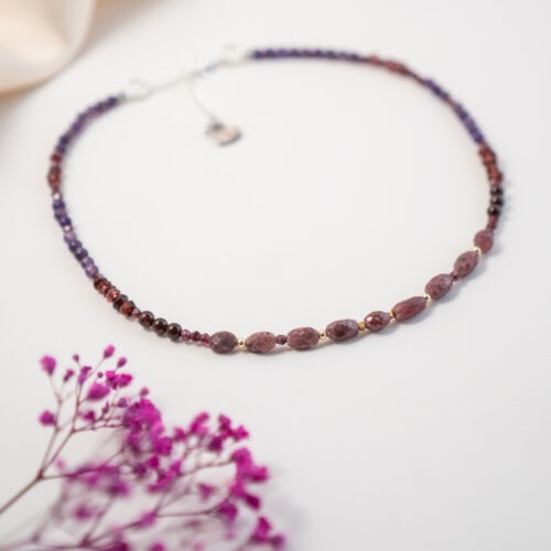 Urkraft I – Rubin, Granat & Amethyst 🔥 Urkraft I steht für rohe Energie und klare Ausrichtung. Diese Kette verbindet Feuer und Bewusstsein – Leidenschaft trifft auf geistige Klarheit. Rubin und Granat bringen Kraft, Lebendigkeit und Erdung. Amethyst schenkt Überblick und Intuition. Zusammen entsteht eine starke Achse: handeln, fühlen, wissen. Diese Kette wirkt direkt. Wach. Unverstellt. Für Menschen, die ihren Weg mit Entschlossenheit gehen und gleichzeitig innerlich klar bleiben wollen. ✨ Themen der Edelsteine Rubin: Lebensfreude · Stärke · Leidenschaft Granat: Erdung · Urvertrauen · Energie Amethyst: Intuition · Transformation · Klarheit