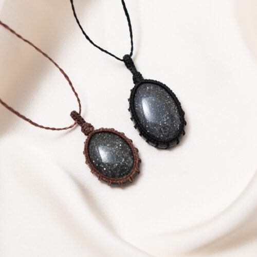 Sonnenstein schwarz x Mondstein schwarz • Iolith / Cordiert Neuanfang • Zyklus • Polarität Da ich in keinem der Bücher etwas 100% finde: Es ist immer so eine Sache mit den „New Age & Esoterik Bezeichnungen“ der Edelsteine. Daher ist die Beschreibung der Eigenschaften eine Mischung aus beidem - Sonnenstein & Mondstein schwarz. Die Natur kennt keine klaren Grenzen, alles ist miteinander verbunden. Ich möchte mich nicht darauf festlegen, daher sieh diesen schwarzen Sonnenstein als einen Edelstein der Polarität.  Ich rede hier bei Edle.Steine zur Einfachheit von Sonnenstein schwarz, bis ich herausgefunden habe, wie dieser in Fachkreisen genannt wird. „Polarität repräsentiert die Gegensätze, die das Leben ausmachen. Sie sind untrennbar miteinander verbunden und bedingen einander. Ohne das eine könnte das andere nicht existieren. Das Licht braucht die Dunkelheit, die Ruhe braucht die Bewegung, das Weibliche das Männliche. Sie sind zwei Seiten derselben Medaille, die zusammen das Gleichgewicht und die Harmonie des Universums schaffen.“ Sonnenstein schwarz – Der Edelstein der Polarität 🌟 Sonnenstein Eigenschaften: Mental: Neuanfang, Weiblichkeit, Urvertrauen, Zyklus, Erdung, Optimismus Selbstbestimmung, Negatives Loslassen, Mut, Zuversicht, Blockaden lösen, Körper, Geist und Seele in Einklang bringen, Polarität, Yin-Yang. Chakra: alle Chakren. Element: Wasser und Kosmos. Sternzeichen: Jungfrau, Löwe, Widder, Waage, Krebs, Steinbock, Skorpion, Stier, Fische, Wassermann, Zwillinge und Schütze. Mineralogische & Historische Fakten: Der schwarze Sonnenstein und Mondstein gehören zu den seltenen und kraftvollen Edelsteinen, die sowohl Licht als auch Dunkelheit in sich tragen. Sie haben in verschiedenen Kulturen als Symbole für Transformation, Balance und die Zyklen des Lebens Bedeutung. Der schwarze Mondstein wird besonders mit dem weiblichen Zyklus und den Mondphasen in Verbindung gebracht. Die Natur kennt keine klaren Grenzen – alles ist miteinander verbunden und in einem stetigen Fluss. Der schwarze Sonnenstein und Mondstein verkörpern diese Wahrheit auf einzigartige Weise. In ihnen verschmelzen die Gegensätze, die uns in der Welt oft so stark polarisiert erscheinen. Der schwarze Sonnenstein ist ein Symbol für die Balance zwischen Licht und Dunkelheit, während der Mondstein das weibliche Prinzip, das Mystische und die Intuition verkörpert. Zusammen bringen sie uns die Kraft, diese scheinbaren Gegensätze zu vereinen. Der schwarze Sonnenstein fordert uns heraus, die Polaritäten in unserem Leben zu erkennen und zu akzeptieren. Er erinnert uns daran, dass es nicht nur das Licht gibt, sondern auch die Dunkelheit, und dass beides notwendig ist, um uns vollständig zu verstehen. Dieser Stein hilft dabei, energetische Blockaden aufzulösen und gleichzeitig Stabilität und Schutz zu bieten. Er ist ein Stein der Transformation, der uns lehrt, wie wir im Einklang mit allen Aspekten unseres Wesens leben können – in einer harmonischen Einheit von Licht und Schatten. Der Mondstein ergänzt diese Reise durch seine Verbindung zu den Zyklen der Natur, zum Mond und der weiblichen Energie. Er fördert das Vertrauen in unsere Intuition und öffnet uns für die verborgenen Kräfte des Universums. Der schwarze Mondstein, eine mystische Variante dieses Edelsteins, bringt uns näher an die Schattenaspekte unseres Seins und zeigt uns, wie wir diese in unser Bewusstsein integrieren können, ohne Angst vor der Dunkelheit zu haben. Diese Edelsteine lehren uns, dass die Polaritäten in unserem Leben nicht als Gegensätze, sondern als Teile eines größeren Ganzen betrachtet werden sollten. Wenn wir lernen, uns mit allen Facetten von uns selbst zu verbinden – sowohl mit dem Hellen als auch mit dem Dunklen – finden wir die wahre Kraft der Einheit. Die Grenzen verschwimmen, und wir erkennen, dass alles miteinander verbunden ist. In dieser Erkenntnis liegt der Schlüssel zu innerer Freiheit und Heilung. ☝🏼 Details zum Edelstein Schmuck Naturstein – daher kann der Edelstein von den Bildern abweichen. Größe Anhänger mit Makramee schwarz 45x22 mm / braun 20 x 40 mm Länge der Kette: maximal 61 cm, verstellbar mit einem Makramee Schiebeknoten mit Liebe und Intuition handgemacht 💜