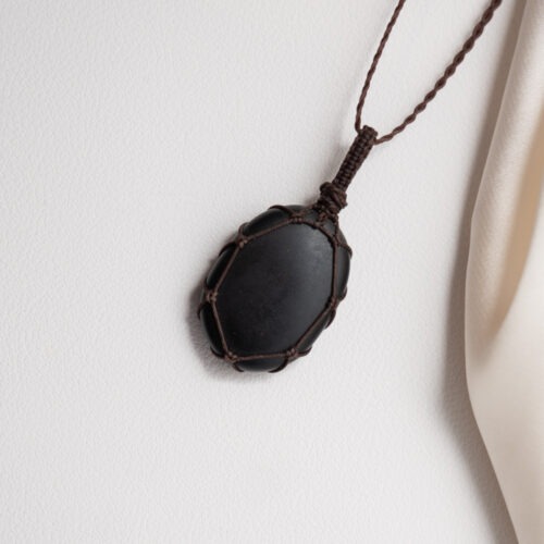 Lava – Der Edelstein der Erdung und Urkraft 🌋🔥 Ich bin verwurzelt, stabil und vertraue meiner inneren Kraft. Lava ist erstarrtes Feuer. Sie trägt die Energie des Vulkans in sich – roh, kraftvoll und gleichzeitig tief erdend. Als poröses Vulkangestein erinnert sie daran, dass selbst aus Chaos neue Stabilität entstehen kann. Sie hilft, überschüssige Energie abzuleiten, Stress loszulassen und wieder in den eigenen Körper zu kommen. Lava bringt dich zurück ins Hier und Jetzt. Sie steht für Standfestigkeit, Neubeginn nach Umbruch und die Kraft, dich selbst zu halten – auch wenn es im Außen turbulent ist. ✨ Themen Lava Mental: Erdung, Stabilität, Urkraft, Stressabbau, Standfestigkeit, innere Stärke, Neubeginn, Schutz, Klarheit im Hier und Jetzt Chakra: Wurzelchakra Element: Feuer & Erde Sternzeichen: Widder, Skorpion, Steinbock 🗿 Mineralogische & historische Fakten Lava entsteht, wenn geschmolzenes Gestein aus dem Erdinneren an die Oberfläche tritt und dort abkühlt. Je nach Zusammensetzung unterscheidet man Basalt, Andesit oder Rhyolith. Die charakteristische poröse Struktur entsteht durch entweichende Gase während des Abkühlungsprozesses. Seit der Antike wurde Lava als Schutz- und Kraftstein getragen. In vielen Kulturen galt sie als Symbol für Transformation, Erdverbundenheit und die schöpferische Kraft der Natur.  Details zum Edelstein Schmuck Naturstein – daher kann der Edelstein von den Bildern abweichen. Größe Anhänger mit Makramee: 47 x 24 mm Länge der Kette: maximal 61 cm, verstellbar mit einem Makramee Schiebeknoten mit Liebe und Intuition handgemacht 