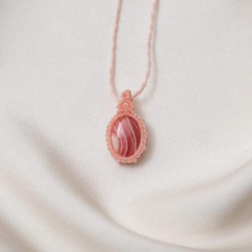 Rhodochrosit – Der Edelstein der Lebendigkeit und Gefühle 🌊🔥 Ich spüre meine Lebenskraft und handle aus dem Herzen. Der Rhodochrosit schenkt Mut, die eigene Gefühlswelt zuzulassen – mit all ihren Höhen und Tiefen. Er verbindet dich mit deinem inneren Feuer, stärkt die Lebensfreude und weckt den Entdeckergeist in dir. Gleichzeitig hilft er, emotionale Blockaden zu lösen und offen zu kommunizieren. Ob in Zeiten des Umbruchs oder wenn du einfach wieder mehr Freude und Bewegung in dein Leben bringen möchtest – dieser Stein bringt Schwung, Klarheit und Herzenergie. ✨ Themen: Mental: Stimmung, Fokus, Kommunikation, Emotionen, Aktivität, Abenteuerlust Chakra: Herzchakra, Wurzelchakra Element: Wasser, Erde Sternzeichen: Widder, Skorpion 🗿 Mineralogische & historische Fakten: Rhodochrosit ist ein manganhaltiges Karbonatmineral mit rosa bis rotbrauner Farbe. Schon die Inka verehrten ihn als heiligen Stein des Herzens. Sein Name stammt aus dem Griechischen: „rhodon“ = Rose, „chrosis“ = Farbe. Rhodochrosit wird mit dem Loslassen alter Muster und dem Zugang zu verborgenen Emotionen assoziiert. In der Steinheilkunde gilt er als stark aktivierender Begleiter für Mut, Lebenskraft und Selbstliebe. ☝🏼 Details zum Edelstein Schmuck Naturstein – daher kann der Edelstein von den Bildern abweichen. Größe Anhänger mit Makramee: 20 x 11 mm Länge der Kette: maximal 61 cm, verstellbar mit einem Makramee Schiebeknoten mit Liebe und Intuition handgemacht 💜
