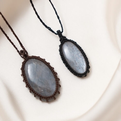 Mondstein – Der Edelstein der Weiblichkeit 🌙 Ich spüre die Verbindung zu meinem Zyklus. Der Mondstein ist ein sanfter, lichtvoller Begleiter für alle, die sich mit ihrer Weiblichkeit, Intuition und den natürlichen Rhythmen des Lebens verbinden möchten. Seine schimmernde Energie erinnert an das weiche Licht des Mondes und lädt dich ein, deinen Gefühlen Raum zu geben, deinem Zyklus zu vertrauen und auf dein inneres Wissen zu hören. Er bringt emotionale Balance, unterstützt die Selbstwahrnehmung und hilft dir, die Verbindung zwischen Körper und Seele bewusster zu leben. ✨ Themen Mondstein Mental: Intuition, Emotionen & Gefühle annehmen, Verbindung zur Weiblichkeit und den Zyklen der Natur, innerer Frieden, Zugang zum Unterbewussten, Selbstwahrnehmung, emotionale Balance, Spiritualität Chakra: Solarplexus, Sakralchakra Element: Wasser Sternzeichen: Krebs, Waage, Skorpion, Steinbock, Fische ☝🏼 Details zum Edelstein Schmuck Naturstein - daher kann der Edelstein von den Bildern abweichen. weitere Elemente: Makramee Garn Größe mit Makramee ca. 30 x 19 mm mit Liebe und Intuition handgemacht 💜 🗿 Mineralogische & historische Fakten: Mondstein ist ein Kalium-Aluminium-Silikat (KAlSi₃O₈) aus der Feldspatgruppe und bekannt für seine schimmernde Adulareszenz – ein Lichtspiel, das an das Leuchten des Mondes erinnert. Dieser Effekt entsteht durch Lichtbrechung an den lamellenartigen Strukturen im Inneren des Steins. Bereits die Römer glaubten, der Mondstein enthalte das gefrorene Licht des Mondes. In Indien wird er bis heute als Heilstein für Liebende verehrt und gilt als Symbol für Fruchtbarkeit und weibliche Weisheit. Wusstest du schon? Der Mondstein wird traditionell als Begleiter während der Schwangerschaft geschätzt und kann helfen, emotionale Prozesse sanft zu begleiten – insbesondere rund um den Vollmond oder in sensiblen Zyklusphasen.  Details zum Edelstein Schmuck Naturstein – daher kann der Edelstein von den Bildern abweichen. Größe Anhänger mit Makramee: schwarzes Band 42 x 17 mm / dunkelbraunes Band 50 x 25 mm Länge der Kette: maximal 61 cm, verstellbar mit einem Makramee Schiebeknoten mit Liebe und Intuition handgemacht 
