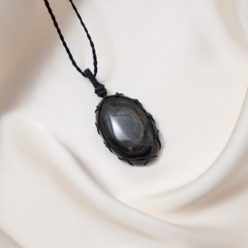 Obsidian – Der Edelstein der Wahrheit und Schutz ⚫✨ Ich schaue mutig in den Spiegel meiner Seele. Obsidian ist ein mächtiger Begleiter für Selbsterkenntnis und Transformation. Er wirkt wie ein Spiegel, der dir deine tiefsten Gefühle, Blockaden und Wahrheiten zeigt – manchmal intensiv, aber immer heilsam. Mit seiner klaren Energie schenkt er Schutz und hilft dir, dich von alten Mustern zu lösen, damit Wachstum und innere Freiheit entstehen können. Er fördert Klarheit, Intuition und Disziplin, während er dich gleichzeitig erdet und stärkt. Obsidian ist ein Stein der Transformation – er zeigt dir, was in dir verborgen liegt, und unterstützt dich dabei, deine wahre Identität zu erkennen und anzunehmen. ✨Obsidian Eigenschaften Mental: Schutz, Identität, Reflexion, Wahrheit, Klarheit, Disziplin, Transformation, Intuition, Bewusstseinserweiterung, Wachstum, Spiegel der Seele, Medialität, Empfindungstiefe, Gefühle Chakra: Wurzelchakra, Drittes Auge Element: Feuer, Erde Sternzeichen: Widder, Zwillinge, Löwe, Waage, Skorpion, Steinbock, Skorpion, Schütze 🗿 Mineralogische & historische Fakten Obsidian ist ein vulkanisches Gesteinsglas, das durch die rasche Abkühlung von Lava entsteht. Seine glatte, tiefschwarze Oberfläche war schon in der Steinzeit begehrt – er wurde für Werkzeuge, Waffen und Schmuck verwendet.In alten Kulturen galt er als magischer Spiegelstein, mit dem man in die eigene Seele blicken konnte. Schaman:innen nutzten ihn zur Transformation, Reinigung und als Schutzstein gegen negative Einflüsse. Noch heute gilt Obsidian als starker Begleiter für alle, die sich mutig mit ihrer inneren Wahrheit auseinandersetzen möchten.  Details zum Edelstein Schmuck Naturstein – daher kann der Edelstein von den Bildern abweichen. Größe Anhänger mit Makramee: 52 x 25 mm  Länge der Kette: maximal 61 cm, verstellbar mit einem Makramee Schiebeknoten mit Liebe und Intuition handgemacht 