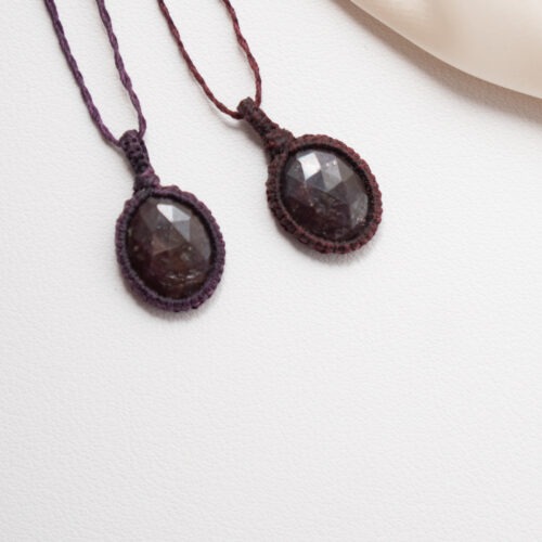 Rubin – Der Edelstein der Leidenschaft und Lebenskraft 🔥☀️Ich bin voller Kraft, Mut und Lebensfreude. Der Rubin ist wie ein inneres Feuer – warm, lebendig, kraftvoll. Er erinnert dich daran, dass deine Energie eine Quelle unerschöpflicher Lebenskraft ist. Wenn du neue Stärke brauchst oder dich selbst verwirklichen möchtest, unterstützt dich der Rubin mit Mut, Klarheit und Vitalität. Er bringt dich in Verbindung mit deiner Leidenschaft und deinem innersten Antrieb – und hilft dir, kraftvoll für dich einzustehen. ✨ Themen Rubin Mental: Mut, Sinnlichkeit, Sexualität, Emotionen, Stärke, Lebensfreude, Selbstverwirklichung, Lebensenergie, Leidenschaft, Intuition, Schutz Körper: Menstruation, Müdigkeit, Kopfschmerzen, Entgiftung, Ohren, Energie Chakra: Wurzelchakra, Herzchakra Planet: Sonne Element: Feuer Sternzeichen: Krebs, Widder, Löwe, Jungfrau, Skorpion, Schütze 🗿 Mineralogische & historische Fakten: Der Rubin gehört zur Korund-Gruppe und verdankt seine rote Farbe dem Element Chrom. Bereits in der Antike galt er als Stein der Könige und wurde als Symbol für Macht, Mut und Liebe verehrt. Der Name stammt vom lateinischen „ruber“ = rot. Rubine waren in vielen Kulturen ein Zeichen für Unbesiegbarkeit – sie sollten vor Krankheit, Unglück und negativen Energien schützen. ☝🏼 Details zum Edelstein Schmuck Naturstein - daher kann der Edelstein von den Bildern abweichen. Größe mit Makramee 28 x 16 mm mit Liebe und Intuition handgemacht 💜