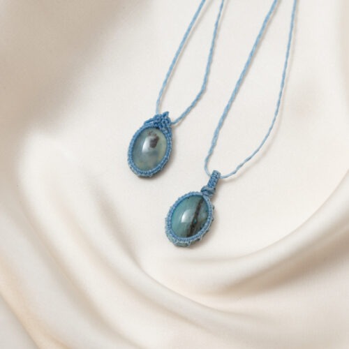 Blauer Andenopal – Der Edelstein von Bewegung und innerem Fluss 💙🌊 Ich vertraue dem Wandel und bleibe beweglich im Leben. Der Blaue Andenopal trägt die Weite des Himmels und die Sanftheit des Wassers in sich. Seine hellblaue bis türkisfarbene Nuance erinnert an Leichtigkeit, Offenheit und natürliche Bewegung. Er steht für Flexibilität im Denken, Reden und Handeln – für die Fähigkeit, sich auf neue Situationen einzustellen, ohne sich selbst zu verlieren. Dieser Stein lädt dich ein, Gefühle in Bewegung zu bringen, statt sie festzuhalten. Er schenkt frische Perspektiven, wirkt stimmungsaufhellend und öffnet den Blick für die Wunder im Alltag. Besonders in Zeiten von Veränderung unterstützt er dich dabei, im Fluss zu bleiben und dich dem Leben mit Vertrauen zuzuwenden. Blauer Andenopal wird in der Literatur teilweise auch als Chrysopal bezeichnet und stammt überwiegend aus Peru. ✨ Themen Blauer Andenopal Mental: Bewegung, Flexibilität, Anpassungsfähigkeit, Gefühle befreien, Leichtigkeit, Natürlichkeit, Offenheit, Stimmungsaufhellung, Perspektivwechsel, Vertrauen ins Leben Chakra: Halschakra Element: Wasser Sternzeichen: Krebs, Fische, Waage 🗿 Mineralogische & historische Fakten Blauer Andenopal ist eine Varietät des Opals (SiO₂ · nH₂O) und gehört zu den amorphen Kieselsäuremineralen. Seine charakteristische himmelblaue bis türkisfarbene Färbung entsteht durch Spurenelemente wie Kupfer. Im Gegensatz zu Edelopalen zeigt er kein Farbspiel, sondern besticht durch seine gleichmäßige, sanfte Farbe. Bedeutende Vorkommen befinden sich in Peru, wo er als Stein der Leichtigkeit und emotionalen Bewegung geschätzt wird.