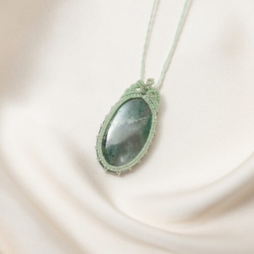 Chrysopras – Der Edelstein des Urvertrauens und inneren Gleichgewichts 💚🌿 Ich vertraue dem Leben und erkenne das Gute in mir und um mich. Chrysopras trägt eine ruhige, hoffnungsvolle Energie in sich. Sein frisches Grün erinnert daran, dass selbst nach schweren Zeiten neues Wachstum möglich ist. Er stärkt Selbstvertrauen und Urvertrauen – nicht laut, sondern leise und stabil. Dieser Stein bringt Bewegung in festgehaltene Gefühle und schafft Raum für alles, was da ist. Freude, Zweifel, Trauer, Hoffnung – nichts muss weggeschoben werden. Chrysopras lädt dich ein, mit Mitgefühl auf dich selbst zu schauen und innere Ausgeglichenheit entstehen zu lassen. Er öffnet den Blick für das Gute im Leben und schenkt Weitblick in emotional herausfordernden Situationen. So entsteht echte Unabhängigkeit – aus innerer Ruhe heraus. ✨ Themen Chrysopras Mental: Selbstvertrauen, Urvertrauen, Unabhängigkeit, Hoffnung, innere Ruhe, das Gute im Leben erkennen, Ausgleich, Mitgefühl, Achtsamkeit, Bewegung in der Gefühlswelt, alle Gefühle annehmen, Weitblick Chakra: Herzchakra Element: Erde Sternzeichen: Stier, Krebs, Waage 🗿 Mineralogische & historische Fakten Chrysopras ist eine grüne Varietät des Chalcedons und erhält seine Farbe durch Nickel-Einschlüsse. Sein Farbspiel reicht von zartem Apfelgrün bis zu tieferen, moosigen Tönen. Bereits in der Antike galt Chrysopras als Stein der Hoffnung und des Vertrauens. Bedeutende Vorkommen befinden sich unter anderem in Australien, Polen und Brasilien. ☝🏼 Details zum Edelstein Schmuck Naturstein - daher kann der Edelstein von den Bildern abweichen. Größe mit Makramee: 40 x 20 mm Länge Kette: verstellbar bis ca. 60 cm Kein dauerhafter Kontakt mit Wasser