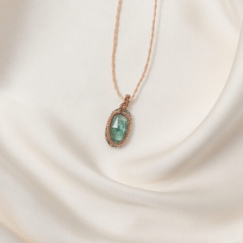 grüner Kyanith 🌿 Identität / Makramee Kette Grüner Kyanith - Rarität: Identität steht für das Gefühl, in sich stimmig zu sein. Für emotionale Stabilität und die Fähigkeit, Kopf und Herz nicht gegeneinander arbeiten zu lassen. Diese Kette erinnert dich daran, dass deine Bedürfnisse genauso wichtig sind wie deine Gedanken – und dass wahre Klarheit entsteht, wenn beides miteinander in Verbindung steht. Grüner Kyanit wirkt wie ein Vermittler zwischen Geist und innerem Empfinden. Er unterstützt dabei, dich selbst besser zu verstehen, Entscheidungen nicht nur rational, sondern authentisch zu treffen und deine eigene Identität nicht an äußere Erwartungen anzupassen. Identität ist für dich, wenn du spürst, dass du dich nicht verbiegen möchtest. Wenn du lernen willst, deine Bedürfnisse ernst zu nehmen und dennoch klar zu bleiben. Für Tage, an denen du dich wieder bewusst auf dich selbst ausrichten willst. ✨ Themen des Edelsteins Grüner Kyanit: emotionale Stabilität · Vermittlung zwischen Geist & Bedürfnissen · Verständnis · Identität