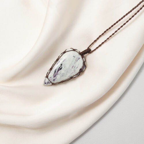 Kämmererit / Chlorite – Der Edelstein des Perspektivwechsels 💜🌿 Ich erlaube mir, flexibel zu bleiben und neue Blickwinkel einzunehmen. Kämmererit ist eine violette Varietät aus der Chlorit-Gruppe. Seine Energie wirkt nicht laut, sondern beweglich. Er erinnert daran, dass Entwicklung oft dort beginnt, wo wir bereit sind, unsere Sicht zu verändern. Er steht für Flexibilität im Denken und Handeln. Für das Loslassen starrer Muster. Für die Fähigkeit, Situationen aus einer anderen Perspektive zu betrachten – ohne sich selbst dabei zu verlieren. Kämmererit unterstützt dich dabei, beweglich zu bleiben, wenn das Leben sich verändert. Nicht alles muss sofort gelöst werden. Manchmal reicht es, den Standpunkt zu verschieben. ✨ Themen Kämmererit Mental: Flexibilität, Perspektivwechsel, Offenheit, Anpassungsfähigkeit, geistige Beweglichkeit, Wachstum Chakra: Herzchakra (je nach Farbintensität auch mit Bezug zum Kronenchakra) Element: Erde Sternzeichen: Zwillinge, Wassermann 🗿 Mineralogische & historische Fakten Kämmererit ist eine chromhaltige Varietät der Chlorit-Gruppe und verdankt seine violette bis purpurfarbene Färbung dem Spurenelement Chrom. Er gehört zur Klasse der Schichtsilikate und bildet sich meist in metamorphen Gesteinen. Der Name geht auf den russischen Mineralogen August Alexander Kämmerer zurück. Fundorte liegen unter anderem in der Türkei, Russland und Südafrika. Als seltenere violette Chlorit-Varietät wird Kämmererit besonders wegen seines Farbspiels zwischen Grün und Violett geschätzt – eine Kombination, die sinnbildlich für Balance zwischen Herz und Geist stehen kann. ☝🏼 Details zum Edelstein Schmuck Naturstein - daher kann der Edelstein von den Bildern abweichen. Größe mit Makramee: 53 x 25 mm Länge Kette: verstellbar bis ca. 60cm weitere Elemente: Edelstahl vergoldet. mit Liebe und Intuition handgemacht 💜