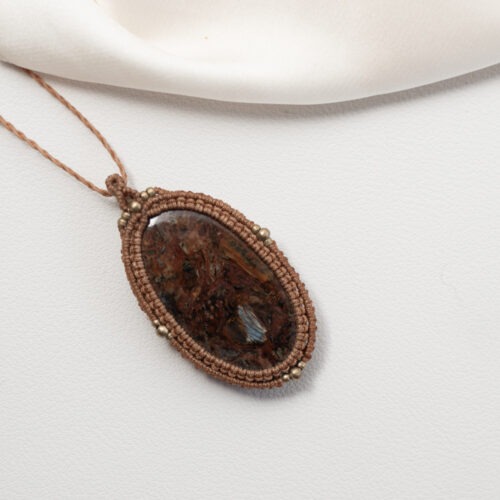 Pietersit – Der Edelstein der inneren Stabilität im Sturm 🌩️🧡 Ich bleibe in meiner Mitte, auch wenn sich um mich herum alles bewegt. Pietersit wird auch „Sturmstein“ genannt – nicht, weil er Unruhe bringt, sondern weil er dich lehrt, im Sturm stabil zu bleiben. Seine wirbelnden Strukturen erinnern daran, dass Veränderung zum Leben gehört. Er unterstützt dich dabei, Konflikte zu verarbeiten und Krisensituationen bewusst zu bewältigen. Statt dich mitreißen zu lassen, stärkt er deine eigene Mitte. Er fördert geistigen Überblick, klare Kommunikation und die Offenheit, Neues ins Leben zu lassen. Pietersit ist kein sanfter Begleiter – er ist kraftvoll, klärend und ehrlich. Ein Stein für Zeiten des Umbruchs, wenn du Stabilität brauchst, ohne dich zu verschließen ✨ Themen Pietersit Mental: Stabilität, eigene Mitte, Krisenbewältigung, Konflikte verarbeiten, Offenheit für Neues, Veränderung zulassen, Kommunikation, geistiger Überblick, Klarheit, Selbstführung Chakra: Stirnchakra, Wurzelchakra Element: Feuer & Erde Sternzeichen: Löwe 🗿 Mineralogische & historische Fakten Pietersit ist eine seltene Varietät des Tigerauges und gehört mineralogisch zur Quarz-Gruppe. Charakteristisch sind seine faserigen, wirbelnden Strukturen mit schillernden Effekten, die durch die Einlagerung von Krokydolith-Fasern entstehen. Er wurde 1962 in Namibia nahe Outjo entdeckt und nach Sid Pieters benannt. Weitere Vorkommen sind selten und machen ihn zu einem besonderen Sammler- und Schmuckstein. Sein lebendiges Farbspiel in Blau-, Gold- und Brauntönen entsteht durch den sogenannten „Chatoyance“-Effekt – ein optisches Leuchten, das sich mit dem Lichteinfall bewegt. ☝🏼 Details zum Edelstein Schmuck Naturstein - daher kann der Edelstein von den Bildern abweichen. Größe mit Makramee: 52 x 30mm Länge Kette: verstellbar bis ca. 60cm weitere Elemente: Edelstahl vergoldet. mit Liebe und Intuition handgemacht 💜