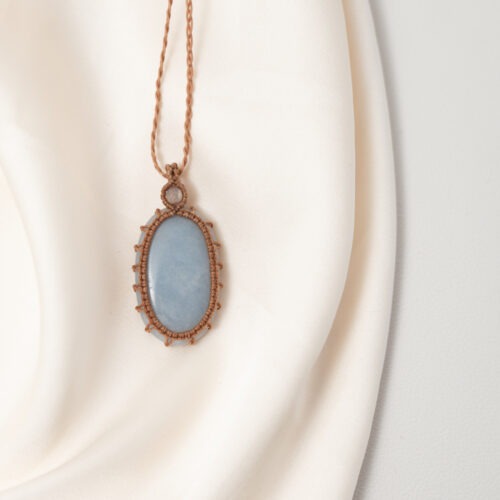 Anhydrit (Angelit) – Der Edelstein der ruhigen Klarheit 💙🌬️Ich komme aus dem Grübeln zurück in meine Mitte. Angelit, mineralogisch Anhydrit genannt, trägt eine sanfte, klärende Energie. Er hilft dir, aus Gedankenschleifen auszusteigen und wieder Boden unter den Füßen zu spüren. Besonders wenn du viel im Kopf bist, unterstützt er dich dabei, dich zu erden und innerlich stabil zu bleiben. Er stärkt Selbstsicherheit und fördert eine klare, ruhige Kommunikation – nach außen wie nach innen. Viele verbinden Angelit zudem mit feiner Wahrnehmung und intuitivem Austausch. Seine Qualität liegt im Stillwerden: weniger Kopf, mehr innere Gewissheit. ✨ Themen Angelit Mental: Selbstsicherheit, Stabilität, Anti-Grübeln, Kommunikation, feine Wahrnehmung, Erdung bei mentaler Überaktivität Chakra: Halschakra Element: Luft, Erde Sternzeichen: Krebs, Fische, Skorpion 🗿 Mineralogische & historische Fakten Anhydrit ist wasserfreier Gips (CaSO₄) – daher auch sein Name vom griechischen „anhydros“, wasserfrei. Er entsteht meist durch Verdunstung in Salzlagerstätten und bildet oft kompakte, massige Strukturen. Die zartblaue Varietät wird im Handel als Angelit bezeichnet. Durch die Aufnahme von Feuchtigkeit kann sich Anhydrit langfristig wieder in Gips umwandeln, weshalb er nicht dauerhaft mit Wasser in Kontakt kommen sollte. ☝🏼 Details zum Edelstein Schmuck Naturstein - daher kann der Edelstein von den Bildern abweichen. Größe mit Makramee: 45 x 20 mm Länge Kette: verstellbar bis ca. 60 cm Kein dauerhafter Kontakt mit Wasser