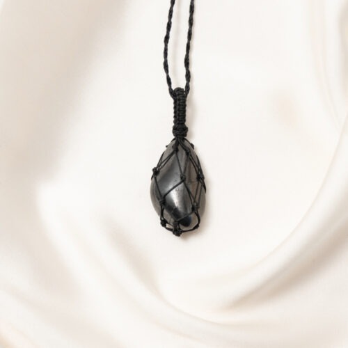 Shungit – Der Edelstein der Erdung und Reinigung 🖤🌍 Ich bleibe klar bei mir und lasse Fremdes los. Shungit ist ein Stein der Klarheit und Abgrenzung. Seine tiefschwarze, matte Oberfläche wirkt wie ein stiller Schutzraum. Er erinnert dich daran, bei dir selbst zu bleiben – besonders in einer lauten, überreizten Welt. Er unterstützt Erdung, innere Sammlung und bewusste Abgrenzung. Wenn Gedanken kreisen oder äußere Einflüsse dich aus dem Gleichgewicht bringen, kann Shungit helfen, wieder klarer zu werden. Seine Energie fühlt sich stabil, ruhig und nüchtern an – nicht dramatisch, sondern zentrierend. Viele verbinden Shungit mit Reinigung und energetischer Klärung. Er steht für das Loslassen von Ballast und für die Rückkehr zur eigenen Mitte. ✨ Themen Shungit Mental: Erdung, Schutz, Klarheit, Abgrenzung, Reinigung, Zentrierung, Stabilität, Selbstbestimmung, innere Ordnung, Fokus Chakra: Wurzelchakra Element: Erde Sternzeichen: Steinbock, Skorpion, Wassermann 🗿 Mineralogische & historische Fakten Shungit ist ein kohlenstoffreiches Gestein, das überwiegend in Karelien (Russland) vorkommt. Es ist mehrere Milliarden Jahre alt und enthält einen hohen Anteil an elementarem Kohlenstoff. Besonders bekannt wurde Shungit durch sogenannte Fullerene – spezielle Kohlenstoffstrukturen, die in bestimmten Qualitäten nachgewiesen wurden. Aufgrund seiner Zusammensetzung wird Shungit industriell unter anderem zur Wasserfiltration verwendet.