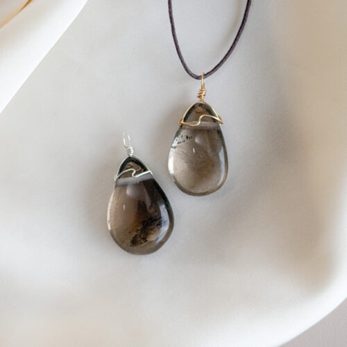 Rauchquarz – Der Edelstein der Erdung und Gelassenheit 🌑🌲 Ich lasse los und finde Ruhe in meiner inneren Stabilität. Rauchquarz ist ein stiller Begleiter, der dich zurück auf den Boden bringt. Er erdet, wenn Gedanken zu schnell kreisen, und stärkt deine innere Ausdauer. In Zeiten von Stress oder Unsicherheit erinnert er dich daran, dass Klarheit und Gelassenheit entstehen, wenn du Altes loslässt und dich dem Neuen öffnest. Seine sanfte, rauchige Energie schützt vor negativen Einflüssen und hilft dir, Sorgen Schritt für Schritt abzugeben. Rauchquarz schenkt dir Vertrauen in den eigenen Weg und verbindet dich tief mit der Natur – fest verwurzelt, ruhig und klar. ✨ Rauchquarz Eigenschaften Mental: Schutz, Stabilität, Loslassen, Neubeginn, Entspannung, Naturverbundenheit, Ausdauer, Lebensfreude, Fokus, Willenskraft, Stressabbau Körper: Kopfschmerzen, Stressmanagement, Muskulatur, Nervensystem Chakra: Wurzelchakra Planet: Saturn Element: Erde Sternzeichen: Stier, Waage, Steinbock, Schütze 🗿 Mineralogische & historische Fakten Rauchquarz ist eine braun bis schwarz gefärbte Varietät des Quarzes (SiO₂). Seine Farbe entsteht durch natürliche Bestrahlung in Kombination mit Aluminiumverunreinigungen im Kristallgitter. Er gehört zur Familie der makrokristallinen Quarze und ist in vielen alpinen Regionen sowie in Brasilien, Schottland und Madagaskar zu finden. Schon die Kelten verehrten Rauchquarz als „Stein der Erde“, der Mut, Schutz und tiefe Verwurzelung schenkt. In Schottland gilt er bis heute als Nationalstein. Spirituell wird er als starker Schutz- und Erdungsstein genutzt, der die Verbindung zur Natur und den Zyklen des Lebens stärkt.