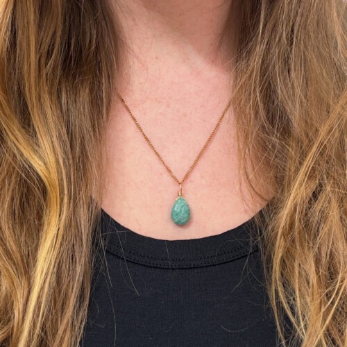 Amazonit – Der Edelstein der inneren Balance und Selbstbestimmung 🤍 Ich komme zur Ruhe und beobachte meine Gefühle. Der Amazonit strahlt eine wohltuende Ruhe aus – wie das sanfte Plätschern eines Flusses, das alles Schwere mit sich fortträgt. Er erinnert dich daran, dass emotionale Klarheit und Gelassenheit Hand in Hand gehen dürfen. Als Begleiter in stürmischen Zeiten unterstützt er dich dabei, deine Gefühle wahrzunehmen, ohne von ihnen überwältigt zu werden. Seine sanfte, aber kraftvolle Energie hilft dir, dich mit deinem Inneren zu verbinden – besonders in Momenten hormoneller Schwankungen oder emotionaler Unruhe. Der Amazonit fördert deine Intuition, bringt deinen Körper und Geist in Einklang und unterstützt dich dabei, klar zu kommunizieren, was du brauchst. ✨ Themen Mental: Selbstbestimmung, emotionale Balance, innere Ruhe, Gelassenheit, Gefühle ausdrücken, Intuition, Klarheit, Fokus, hormonelle Schwankungen Körper: Nervensystem, Muskulatur, Nacken, Leber, Stoffwechsel, Gehirn Chakra: Herz- und Halschakra Planet: Uranus, teilweise Mond Element: Wasser Sternzeichen: Wassermann, Fische, Krebs, Jungfrau ☝🏼 Details zum Edelstein Schmuck Naturstein - daher kann der Edelstein von den Bildern abweichen. weitere Elemente: Makramee Garn Größe: 50 x 25 mm mit Makramee mit Liebe und Intuition handgemacht 💜 Du bekommst eine passende Kette mit Schiebeknoten zu deinem Anhänger dazu!  🗿 Mineralogische & historische Fakten: Amazonit ist eine grüne bis bläulich-grüne Varietät des Feldspats, genauer gesagt des Mikroklins. Seine markante Farbe verdankt er Spuren von Blei und Wasser im Kristallgitter. Aufgrund seiner schimmernden Oberfläche wurde er bereits in der Antike als Schmuck- und Heilstein geschätzt. Obwohl der Name Amazonit auf den Amazonas verweist, stammt der Stein nicht aus dieser Region. Vermutlich entstand der Name durch eine frühere Verwechslung oder Annahme, es gäbe dort ähnliche Steine. Tatsächlich wird Amazonit heute vor allem in Russland, den USA und Madagaskar gefunden. Der Name bleibt dennoch als Sinnbild für natürliche Ursprünglichkeit und wilde Schönheit erhalten.