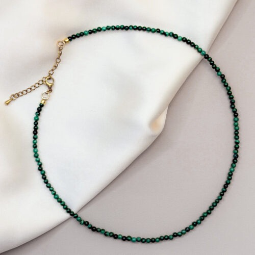 Malachit – Der Edelstein der Gefühle und Transformation 🦚🌿 Ich erlaube mir, tief zu fühlen und mutig zu wachsen. Der Malachit ist ein Stein der Wandlung und des tiefen Fühlens. Mit seiner intensiven grünen Energie bringt er verdrängte Emotionen an die Oberfläche, damit sie in Stärke und Klarheit verwandelt werden können. Besonders eng ist er mit Themen der Weiblichkeit und Sexualität verbunden und erinnert dich daran, dich selbst und deinen Körper bewusst wahrzunehmen. Er gilt als Begleiter durch Zeiten der Transformation – kraftvoll, intensiv und ehrlich. Malachit schenkt dir Stabilität, Selbstverantwortung und die Möglichkeit, deinen Gefühlen Raum zu geben, ohne sie zu fürchten. ✨Malachit Eigenschaften Mental: Transformation, Stabilität, Weiblichkeit, Entschlossenheit, Selbstwert, Beobachtungsgabe, Direktheit, Emotionen, Selbstverantwortung, Intensität, Verständnis, Harmonie Chakra: Herzchakra Planet: Venus Element: Wasser Sternzeichen: Krebs, Skorpion, Steinbock, Waage, Schütze, Stier ☝🏼 Details zum Edelstein Schmuck Naturstein – daher kann der Edelstein von den Bildern abweichen Edelsteine: Malachitperlen ø 3mm weitere Elemente: Edelstahl 18k vergoldet Größe verstellbar: 40 cm + 5 cm zum verstellen mit Liebe und Intuition handgemacht 💜 🗿 Mineralogische & historische Fakten Malachit ist ein Kupferkarbonat mit leuchtend grüner Farbe und charakteristischer Bänderung. Bereits im alten Ägypten wurde er zu Pulver verarbeitet und als Lidschatten sowie als Schutzstein für Pharaoninnen genutzt. Auch in Griechenland und Rom galt er als Frauenstein, der bei Geburten unterstützend wirken sollte. Heute steht Malachit in der Edelsteinwelt für Wandlung, Gefühlstiefe und die Heilung des Herzraums – ein Stein, der dich ermutigt, dich selbst ehrlich zu fühlen und in deine weibliche Kraft zu treten.