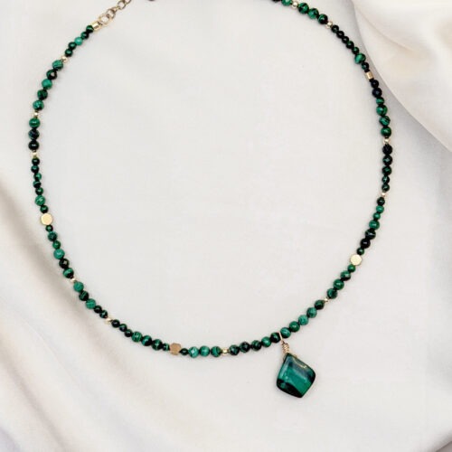 Malachit – Der Edelstein der Gefühle und Transformation 🦚🌿 Ich erlaube mir, tief zu fühlen und mutig zu wachsen. Der Malachit ist ein Stein der Wandlung und des tiefen Fühlens. Mit seiner intensiven grünen Energie bringt er verdrängte Emotionen an die Oberfläche, damit sie in Stärke und Klarheit verwandelt werden können. Besonders eng ist er mit Themen der Weiblichkeit und Sexualität verbunden und erinnert dich daran, dich selbst und deinen Körper bewusst wahrzunehmen. Er gilt als Begleiter durch Zeiten der Transformation – kraftvoll, intensiv und ehrlich. Malachit schenkt dir Stabilität, Selbstverantwortung und die Möglichkeit, deinen Gefühlen Raum zu geben, ohne sie zu fürchten. ✨Malachit Eigenschaften Mental: Transformation, Stabilität, Weiblichkeit, Entschlossenheit, Selbstwert, Beobachtungsgabe, Direktheit, Emotionen, Selbstverantwortung, Intensität, Verständnis, Harmonie Chakra: Herzchakra Planet: Venus Element: Wasser Sternzeichen: Krebs, Skorpion, Steinbock, Waage, Schütze, Stier ☝🏼 Details zum Edelstein Schmuck Naturstein – daher kann der Edelstein von den Bildern abweichen Edelsteine: Malachitperlen ø 3mm weitere Elemente: Edelstahl 18k vergoldet Größe verstellbar: 40 cm + 5 cm zum verstellen mit Liebe und Intuition handgemacht 💜 🗿 Mineralogische & historische Fakten Malachit ist ein Kupferkarbonat mit leuchtend grüner Farbe und charakteristischer Bänderung. Bereits im alten Ägypten wurde er zu Pulver verarbeitet und als Lidschatten sowie als Schutzstein für Pharaoninnen genutzt. Auch in Griechenland und Rom galt er als Frauenstein, der bei Geburten unterstützend wirken sollte. Heute steht Malachit in der Edelsteinwelt für Wandlung, Gefühlstiefe und die Heilung des Herzraums – ein Stein, der dich ermutigt, dich selbst ehrlich zu fühlen und in deine weibliche Kraft zu treten.