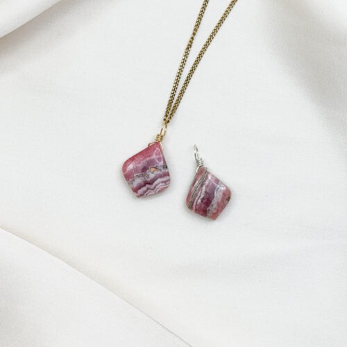 Rhodochrosit – Der Edelstein der Lebendigkeit und Gefühle 🌊🔥 Ich spüre meine Lebenskraft und handle aus dem Herzen. Der Rhodochrosit schenkt Mut, die eigene Gefühlswelt zuzulassen – mit all ihren Höhen und Tiefen. Er verbindet dich mit deinem inneren Feuer, stärkt die Lebensfreude und weckt den Entdeckergeist in dir. Gleichzeitig hilft er, emotionale Blockaden zu lösen und offen zu kommunizieren. Ob in Zeiten des Umbruchs oder wenn du einfach wieder mehr Freude und Bewegung in dein Leben bringen möchtest – dieser Stein bringt Schwung, Klarheit und Herzenergie. ✨ Themen: Mental: Stimmung, Fokus, Kommunikation, Emotionen, Aktivität, Abenteuerlust Element: Wasser, Erde Sternzeichen: Widder, Skorpion 🗿 Mineralogische & historische Fakten: Rhodochrosit ist ein manganhaltiges Karbonatmineral mit rosa bis rotbrauner Farbe. Schon die Inka verehrten ihn als heiligen Stein des Herzens. Sein Name stammt aus dem Griechischen: „rhodon“ = Rose, „chrosis“ = Farbe. Rhodochrosit wird mit dem Loslassen alter Muster und dem Zugang zu verborgenen Emotionen assoziiert. In der Steinheilkunde gilt er als stark aktivierender Begleiter für Mut, Lebenskraft und Selbstliebe.