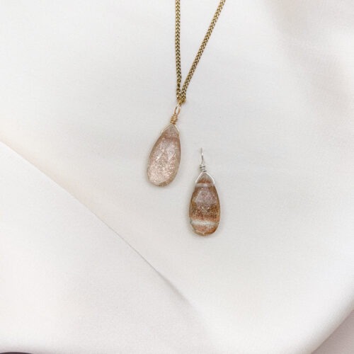 Sonnenstein Anhänger☀️🧡 Der Sonnenstein steht für innere Stärke, Lebensfreude und das Vertrauen in die eigene Kraft. Seine warmen, schimmernden Einschlüsse erinnern an Sonnenlicht auf der Haut und daran, den eigenen Weg mit Mut und Offenheit zu gehen. Er wird oft als Begleiter in Phasen gewählt, in denen neue Energie, Zuversicht und ein gestärktes Selbstbewusstsein gefragt sind. Jeder Sonnenstein Kettenanhänger ist ein natürliches Unikat und wird von Hand gefasst. Schlicht gehalten, damit die Ausstrahlung des Steins für sich wirken kann – als tägliche Erinnerung an dein inneres Licht. ✨ Themen: Mental: Optimismus, Lebensfreude, Urvertrauen, Selbstvertrauen, innerer Wachstum, Inspiration, Achtsamkeit, Annahme, innere Stärke Chakra: Sakralchakra Element: Feuer Sternzeichen: Löwe, Waage, Jungfrau, Widder 🗿 Mineralogische & historische Fakten: Der Sonnenstein gehört zur Feldspatgruppe und zeigt einen typischen goldrötlichen Glanz (Aventureszenz), der durch Einschlüsse wie Hämatit oder Goethit entsteht. Chemisch handelt es sich meist um einen Oligoklas oder Labradorit. Bereits in der Antike wurde er als Stein des Lichtes und der Götter verehrt. Die Wikinger nutzten vermutlich transparente Varianten als Navigationshilfe – um auch bei bedecktem Himmel die Sonne zu orten. In der spirituellen Arbeit steht der Sonnenstein für Freude, Leichtigkeit und das innere Strahlen. Er erinnert daran, dass selbst hinter dunklen Wolken immer die Sonne scheint. ☝🏼 Details zum Edelstein Schmuck Naturstein – daher kann der Edelstein von den Bildern abweichen. Größe Anhänger: 20 x 11 mm weitere Elemente: Edelstahl vergoldet. mit Liebe und Intuition handgemacht 💜